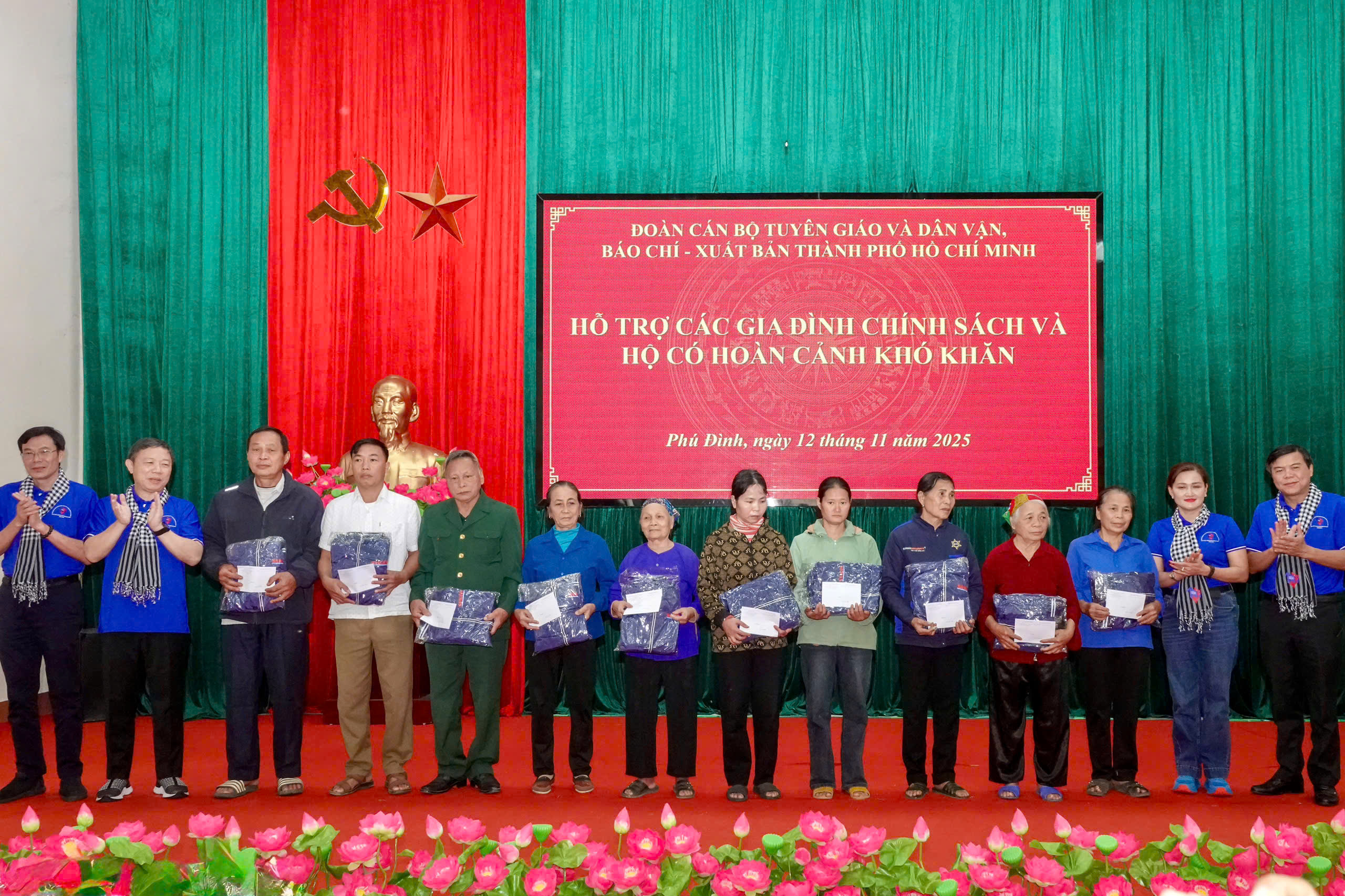 Đo&agrave;n c&aacute;n bộ tuy&ecirc;n gi&aacute;o v&agrave; d&acirc;n vận, b&aacute;o ch&iacute; - xuất bản TP HCM tặng qu&agrave; cho c&aacute;c hộ d&acirc;n tỉnh Th&aacute;i Nguy&ecirc;n - Ảnh 3.