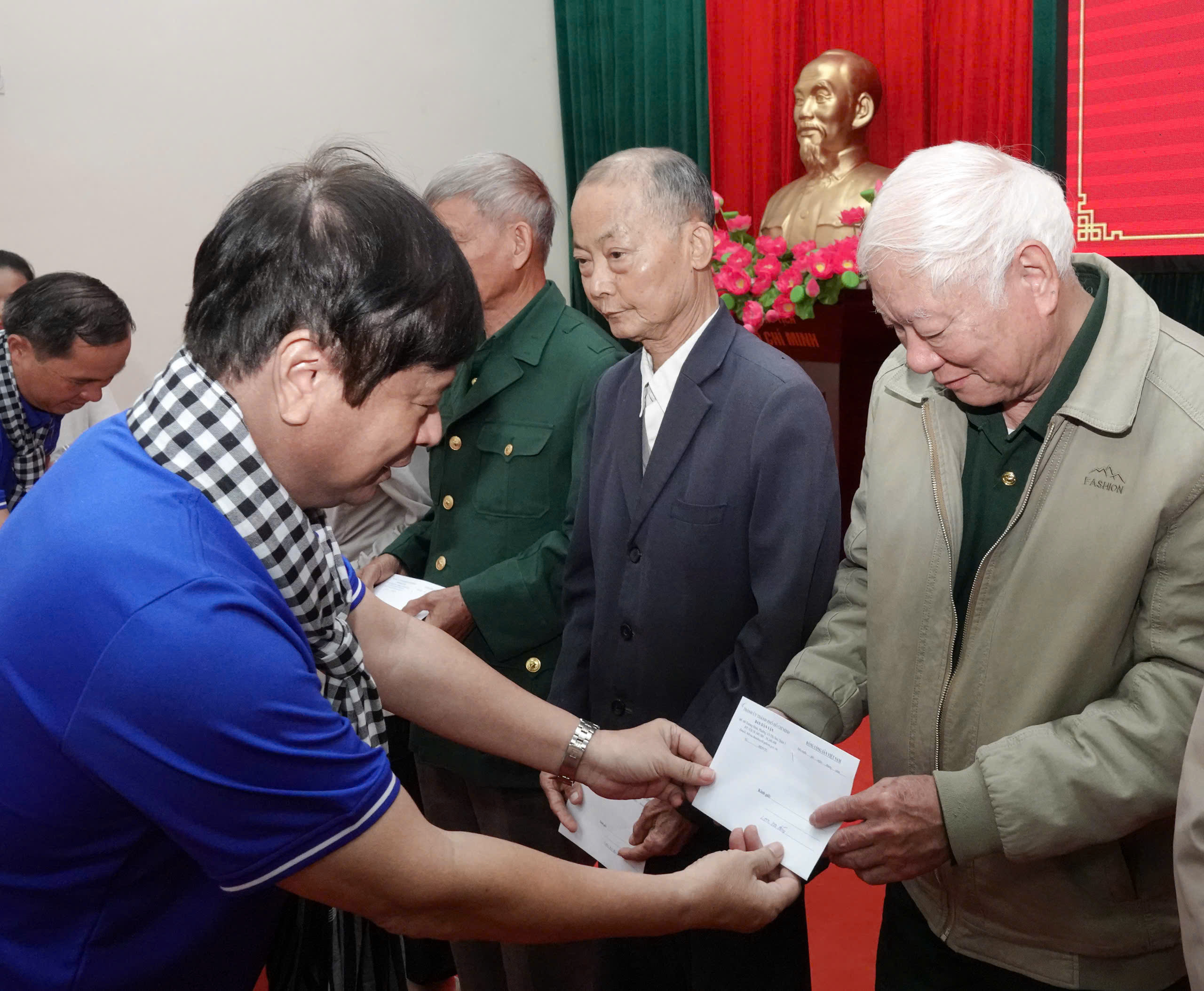 Đo&agrave;n c&aacute;n bộ tuy&ecirc;n gi&aacute;o v&agrave; d&acirc;n vận, b&aacute;o ch&iacute; - xuất bản TP HCM tặng qu&agrave; cho c&aacute;c hộ d&acirc;n tỉnh Th&aacute;i Nguy&ecirc;n - Ảnh 4.