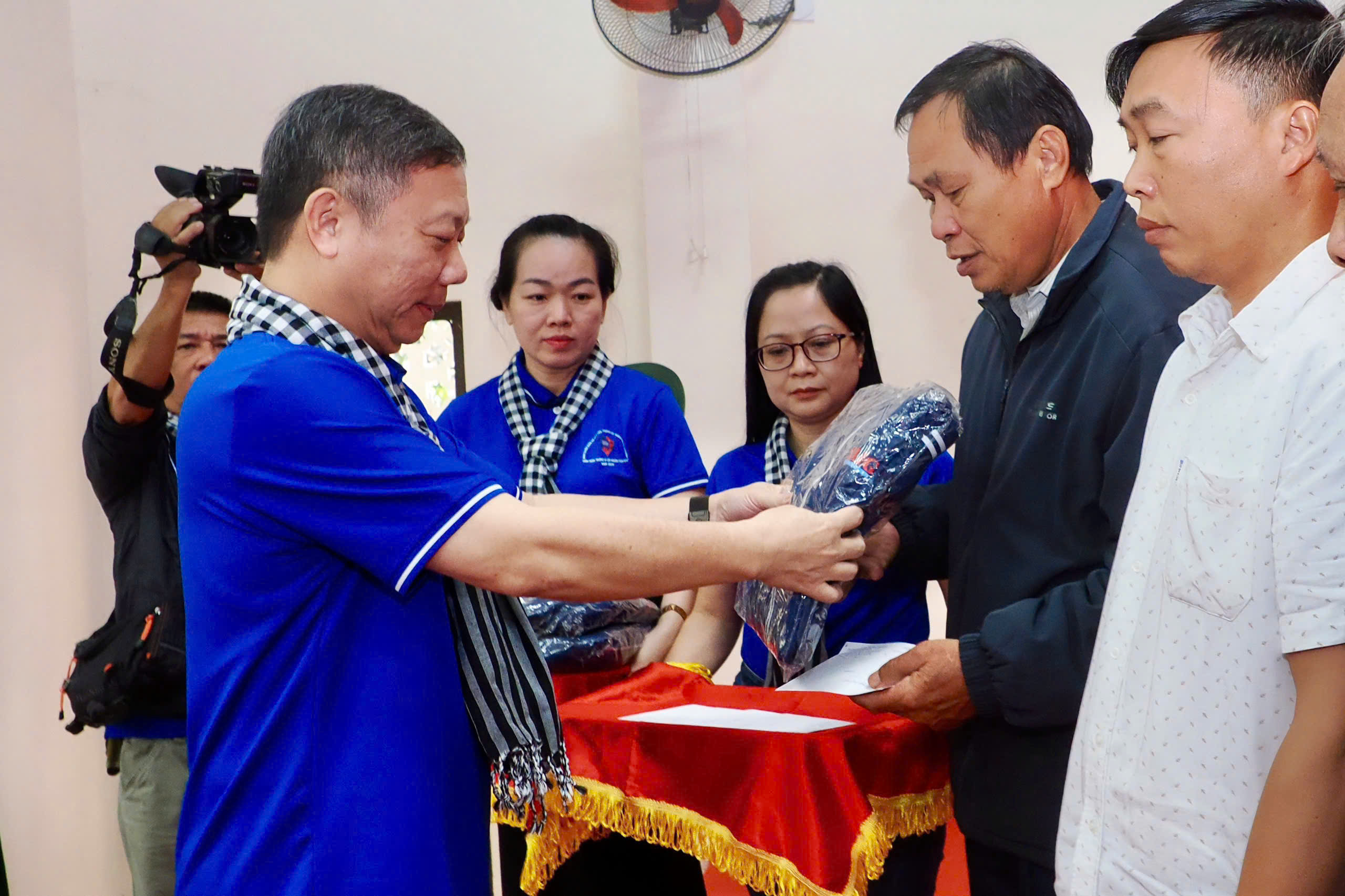 Đo&agrave;n c&aacute;n bộ tuy&ecirc;n gi&aacute;o v&agrave; d&acirc;n vận, b&aacute;o ch&iacute; - xuất bản TP HCM tặng qu&agrave; cho c&aacute;c hộ d&acirc;n tỉnh Th&aacute;i Nguy&ecirc;n - Ảnh 2.