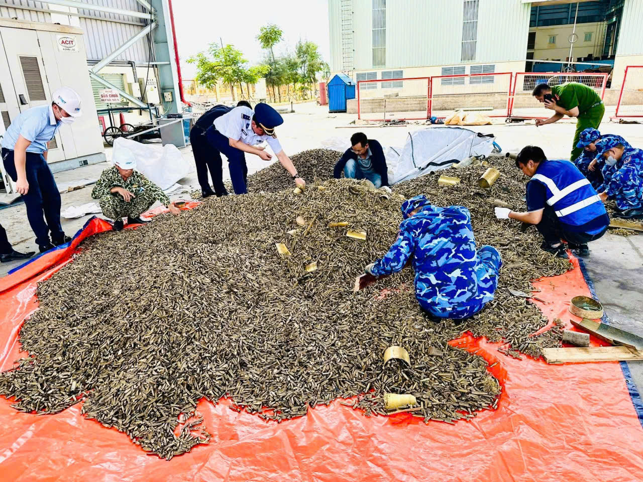 Điều tra vụ nhập lậu vỏ đạn qu&acirc;n dụng hơn 25 tấn v&agrave;o Việt Nam qua cảng Hải Ph&ograve;ng - Ảnh 2.