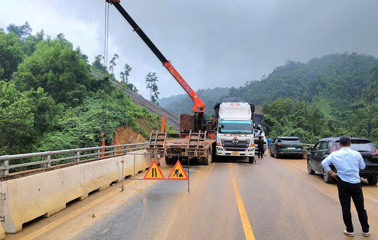Tai nạn giữa hai xe tải tr&ecirc;n cao tốc La Sơn - h&ograve;a Li&ecirc;n g&acirc;y &aacute;ch tắc nghi&ecirc;m trọng - Ảnh 1.