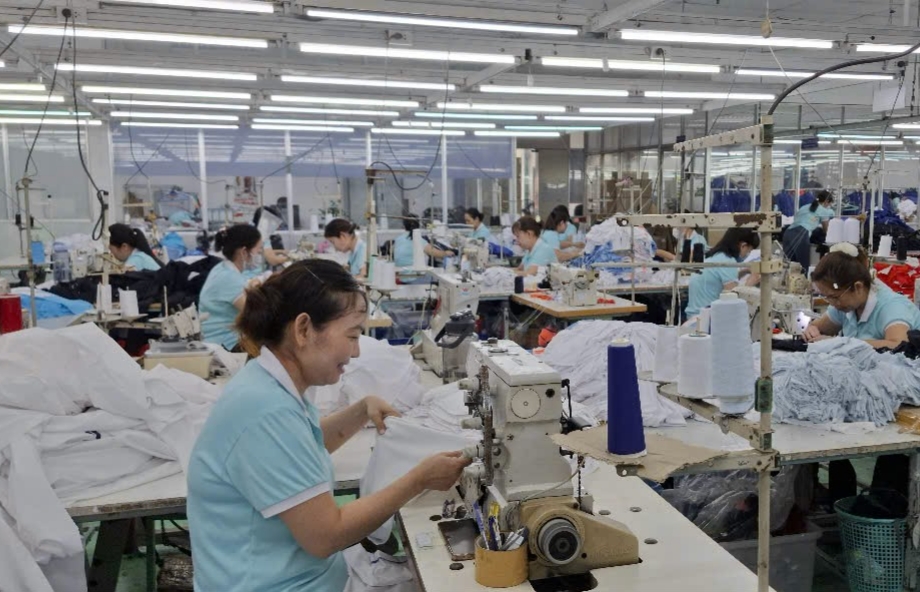 Tiền lương l&agrave;m căn cứ đ&oacute;ng BHXH thay đổi ra sao khi điều chỉnh lương tối thiểu? - Ảnh 1.