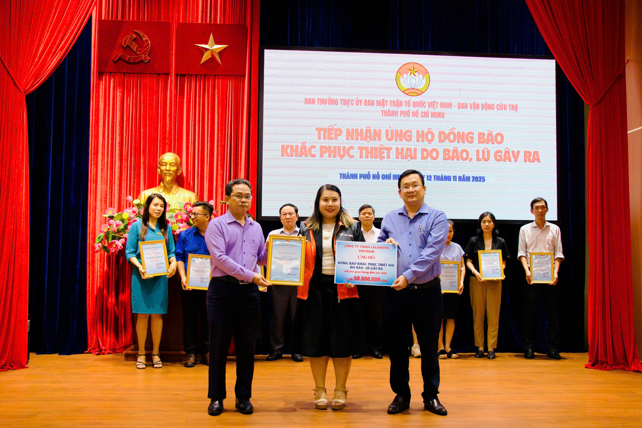 TPHCM: Th&ecirc;m 4 tỉ đồng ủng hộ đồng b&agrave;o v&ugrave;ng b&atilde;o, lũ - Ảnh 3.