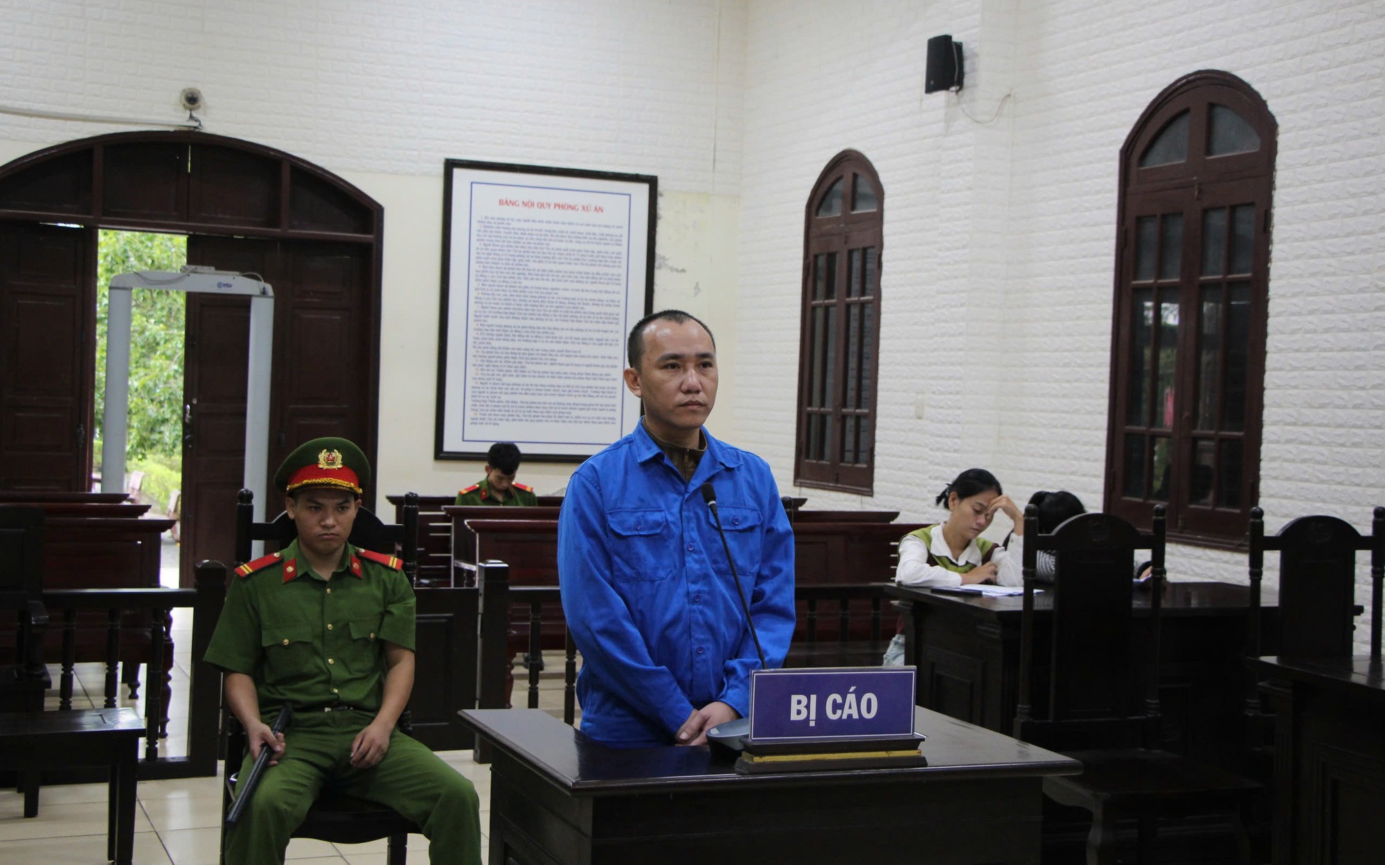 "Nổ” quen Chánh án TAND TP HCM, thợ làm giày chiếm đoạt 645 triệu đồng