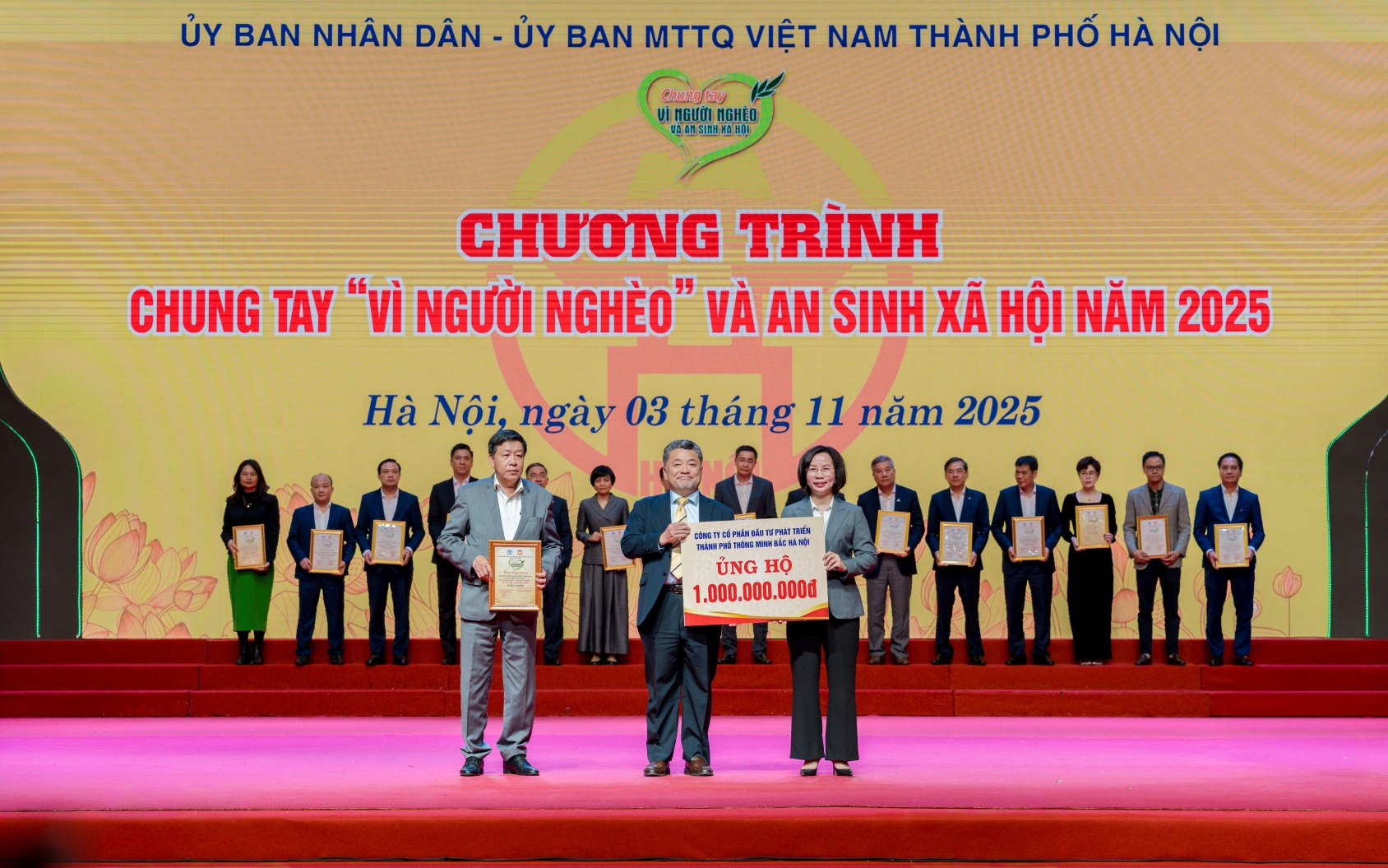 Tập đoàn BRG và Ngân hàng SeABank trao 5 tỉ đồng ủng hộ đồng bào khắc phục hậu quả thiên tai - Ảnh 2.