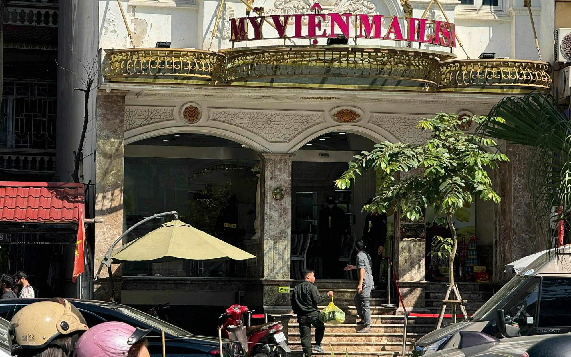 Nhiều cảnh sát có mặt tại thẩm mỹ viện Mailisa ở Hà Nội