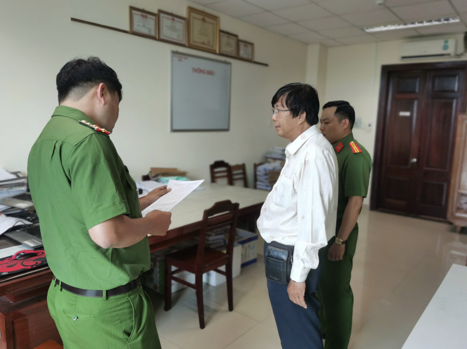 Công an Cần Thơ bắt giám đốc lừa đảo chiếm đoạt hơn 10 tỉ đồng - Ảnh 1.