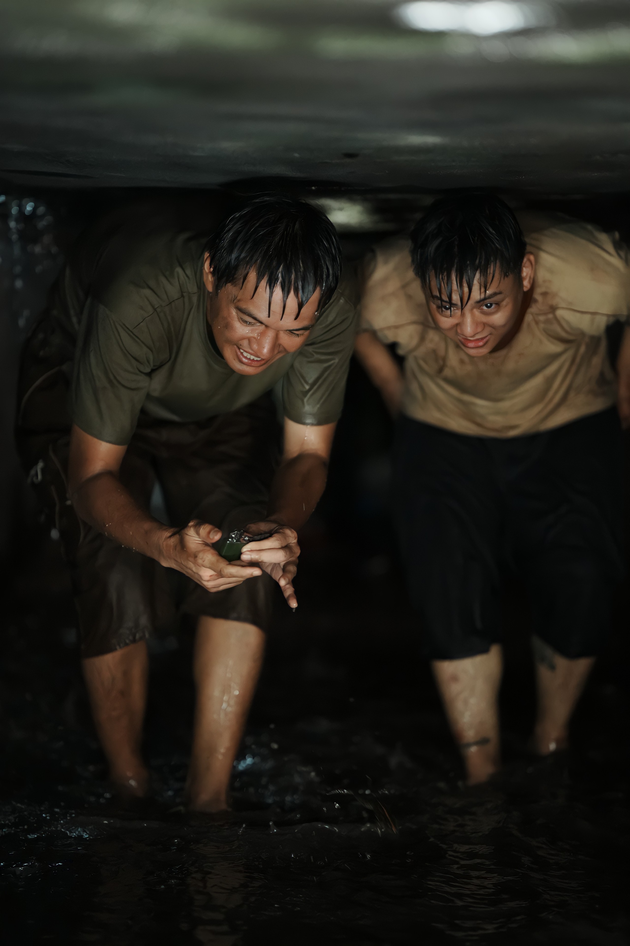 Ho&agrave;i L&acirc;m, Quang Tuấn chật vật trốn chạy trong cống ngầm - Ảnh 6.