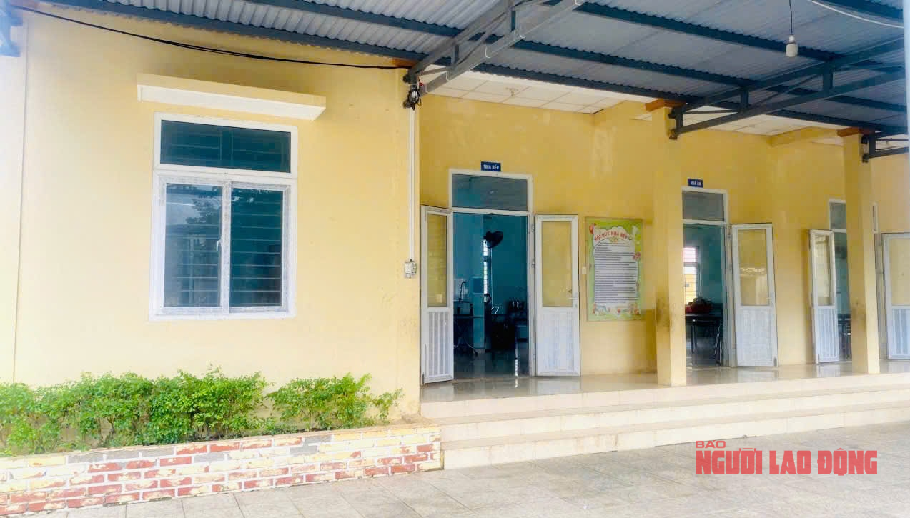 Hiệu trưởng Đỗ Văn Mỹ trực tiếp chế biến m&oacute;n c&aacute; kho c&oacute; "vi khuẩn g&acirc;y ngộ độc" - Ảnh 1.