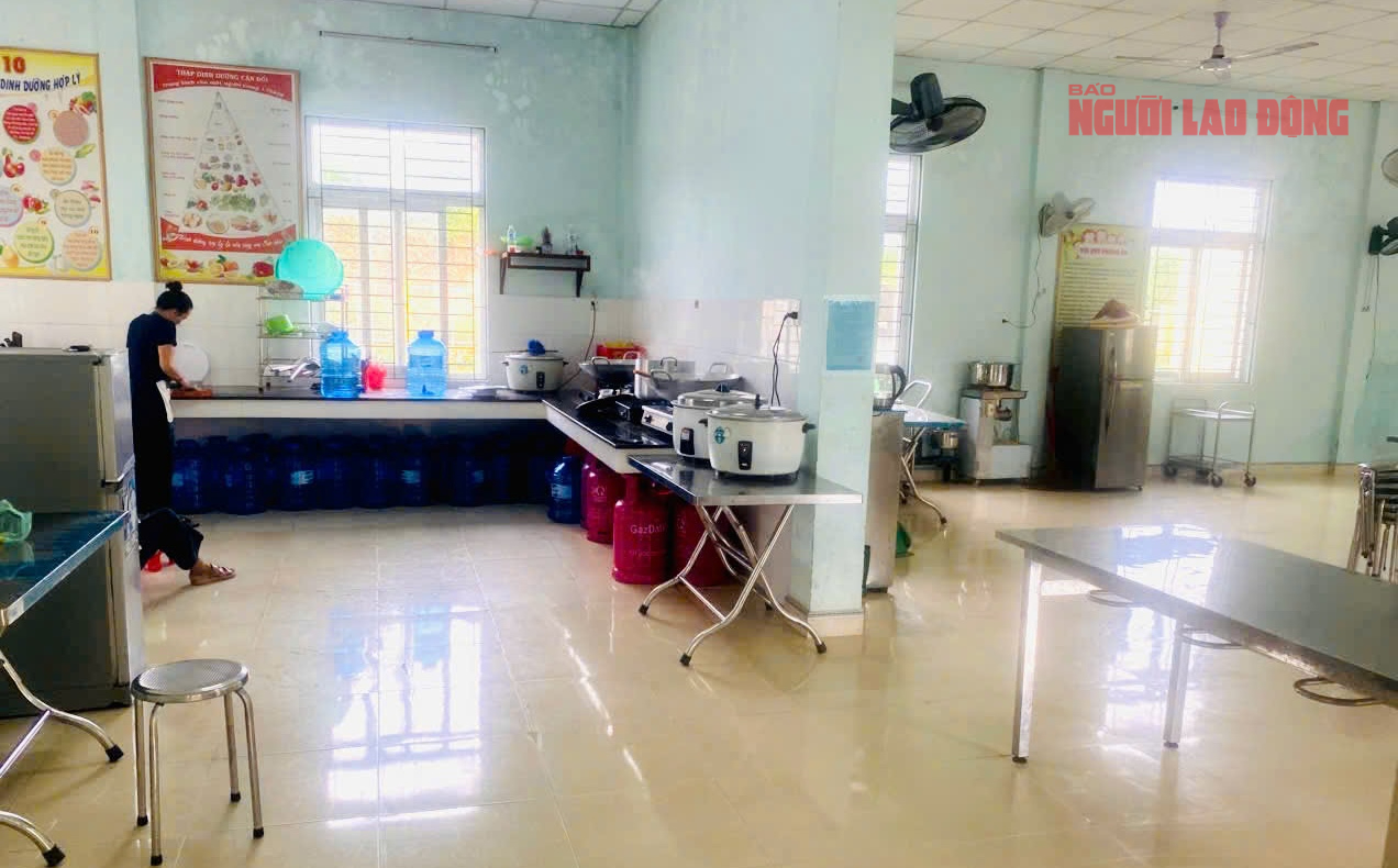 Hiệu trưởng Đỗ Văn Mỹ trực tiếp chế biến m&oacute;n c&aacute; kho c&oacute; "vi khuẩn g&acirc;y ngộ độc" - Ảnh 2.