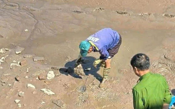 Phát hiện bộ hài cốt dưới lớp bùn ao cá