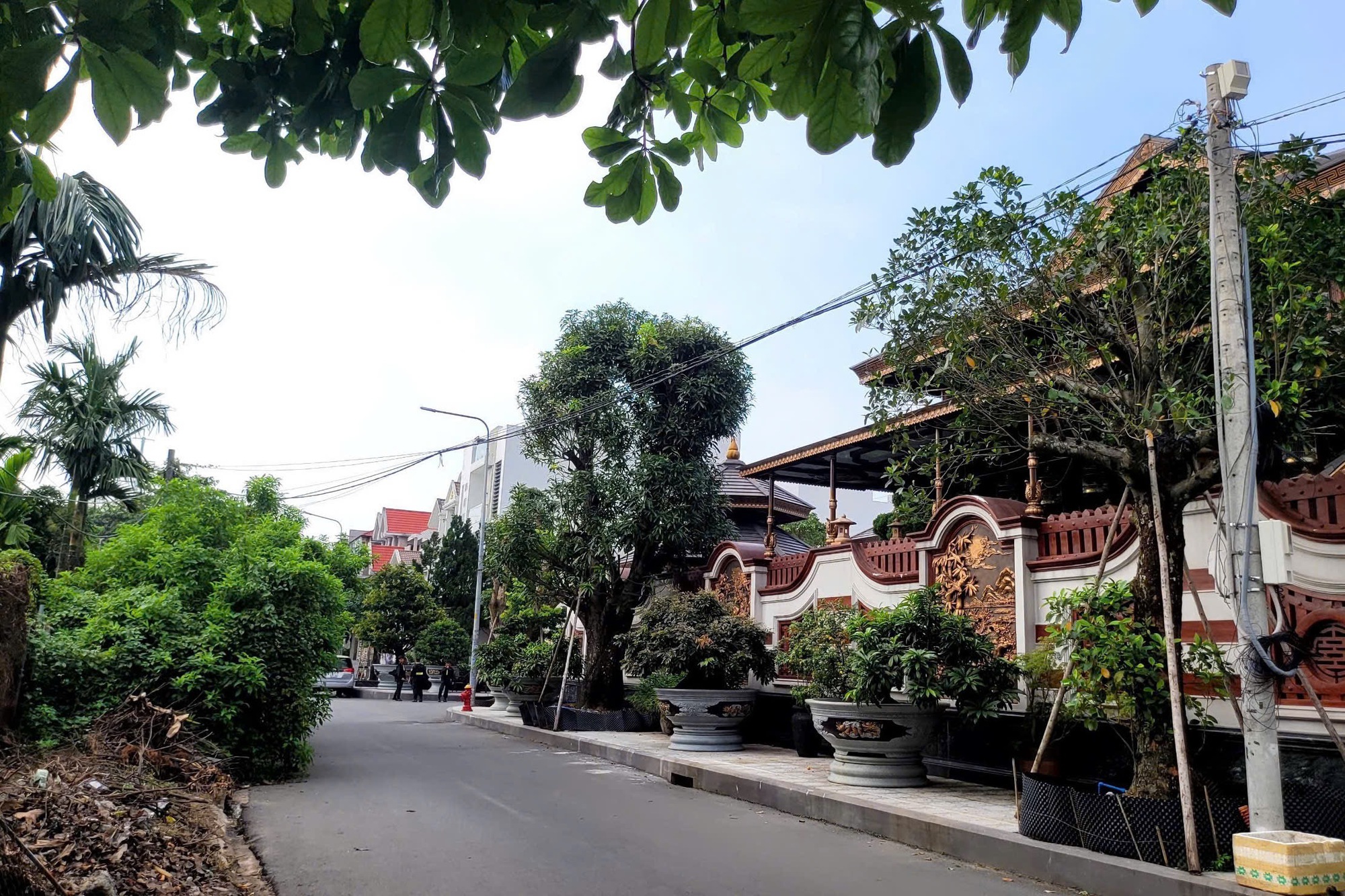 C&ocirc;ng an tiếp tục c&oacute; mặt tại biệt phủ của b&agrave; chủ thẩm mỹ viện Mailisa - Ảnh 2.