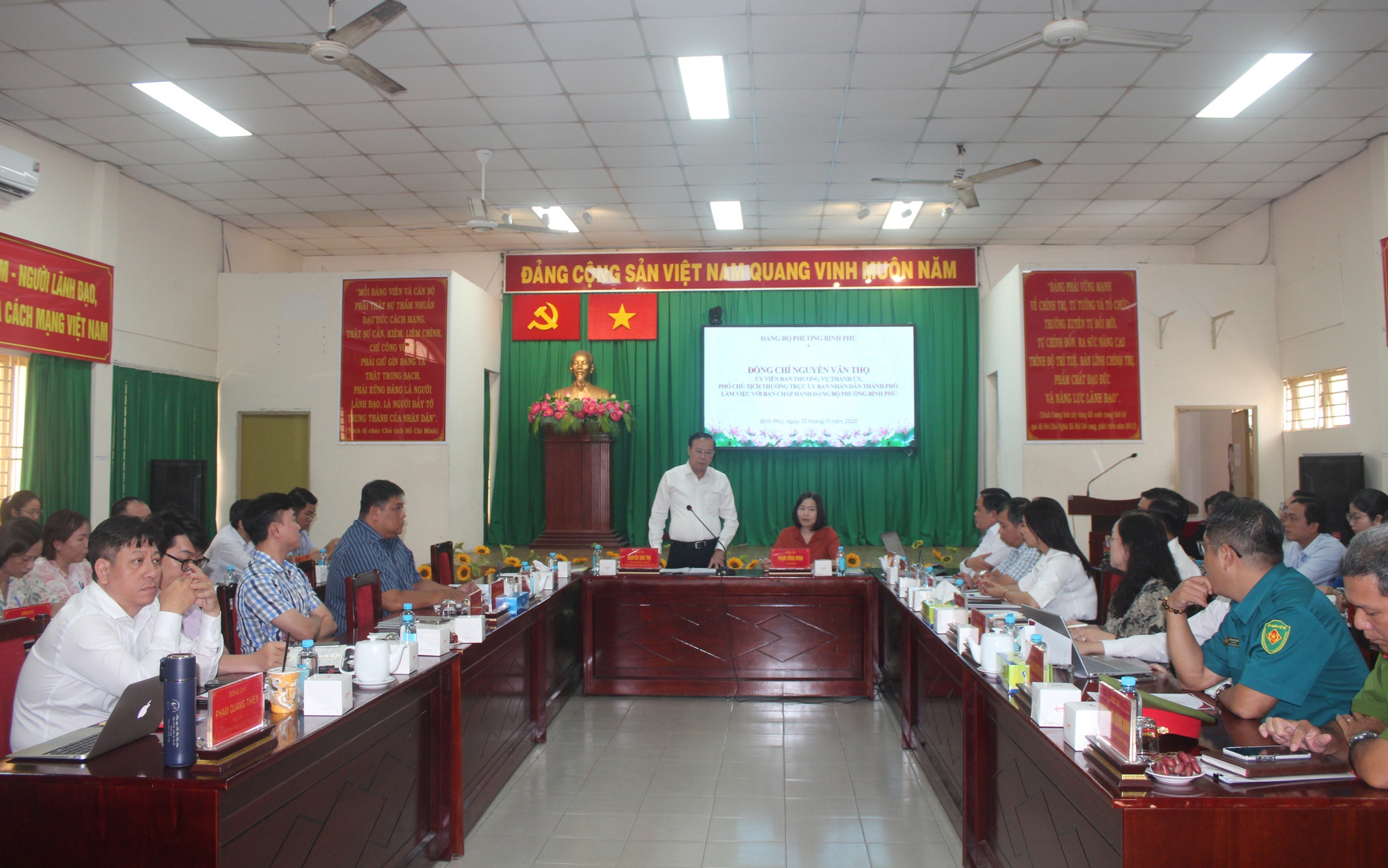 Phó Chủ tịch Thường trực UBND TP HCM Nguyễn Văn Thọ làm việc với phường Bình Phú