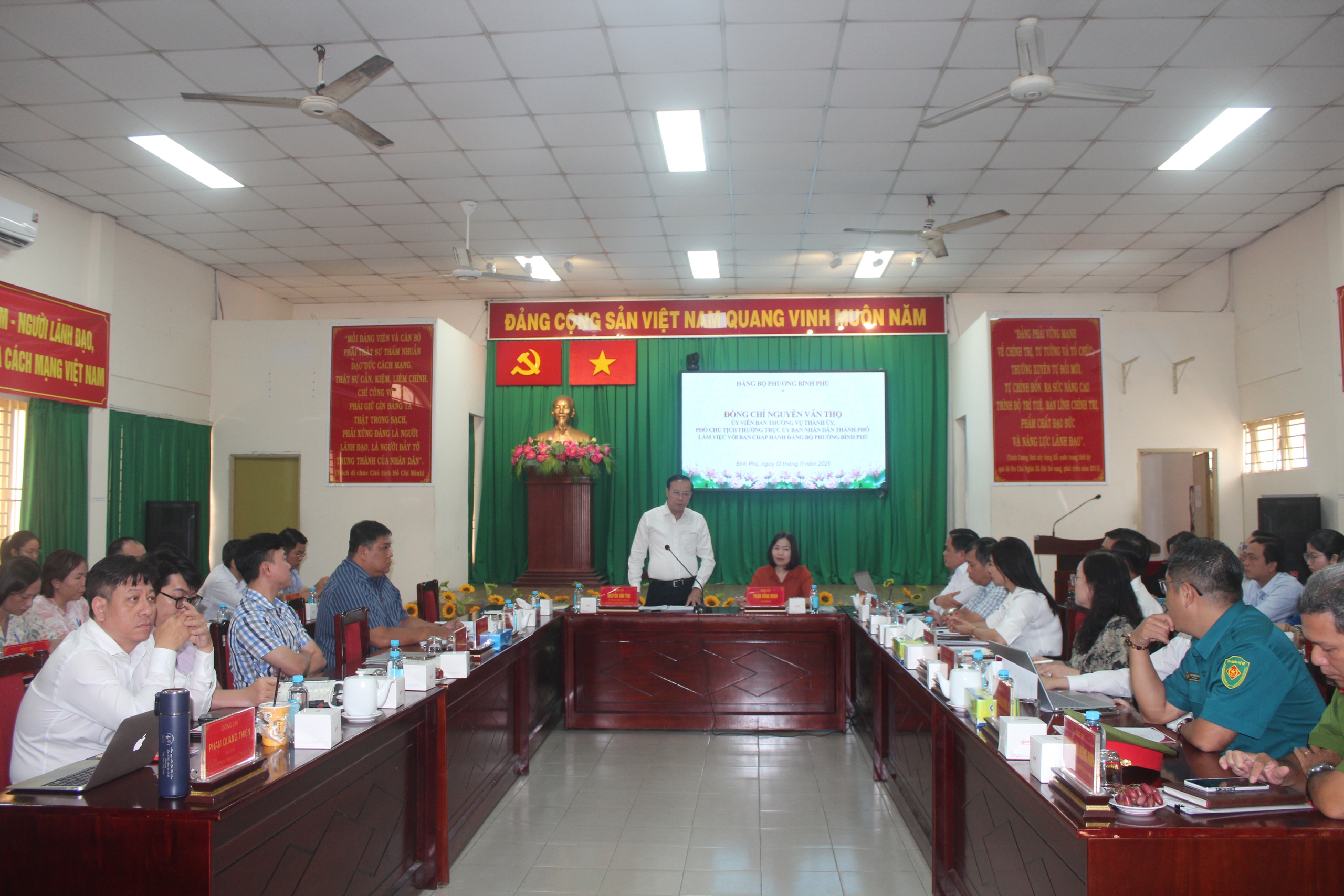 Ph&oacute; chủ tịch Thường trực UBND TP HCM Nguyễn Văn Thọ l&agrave;m việc với phường B&igrave;nh Ph&uacute; - Ảnh 1.