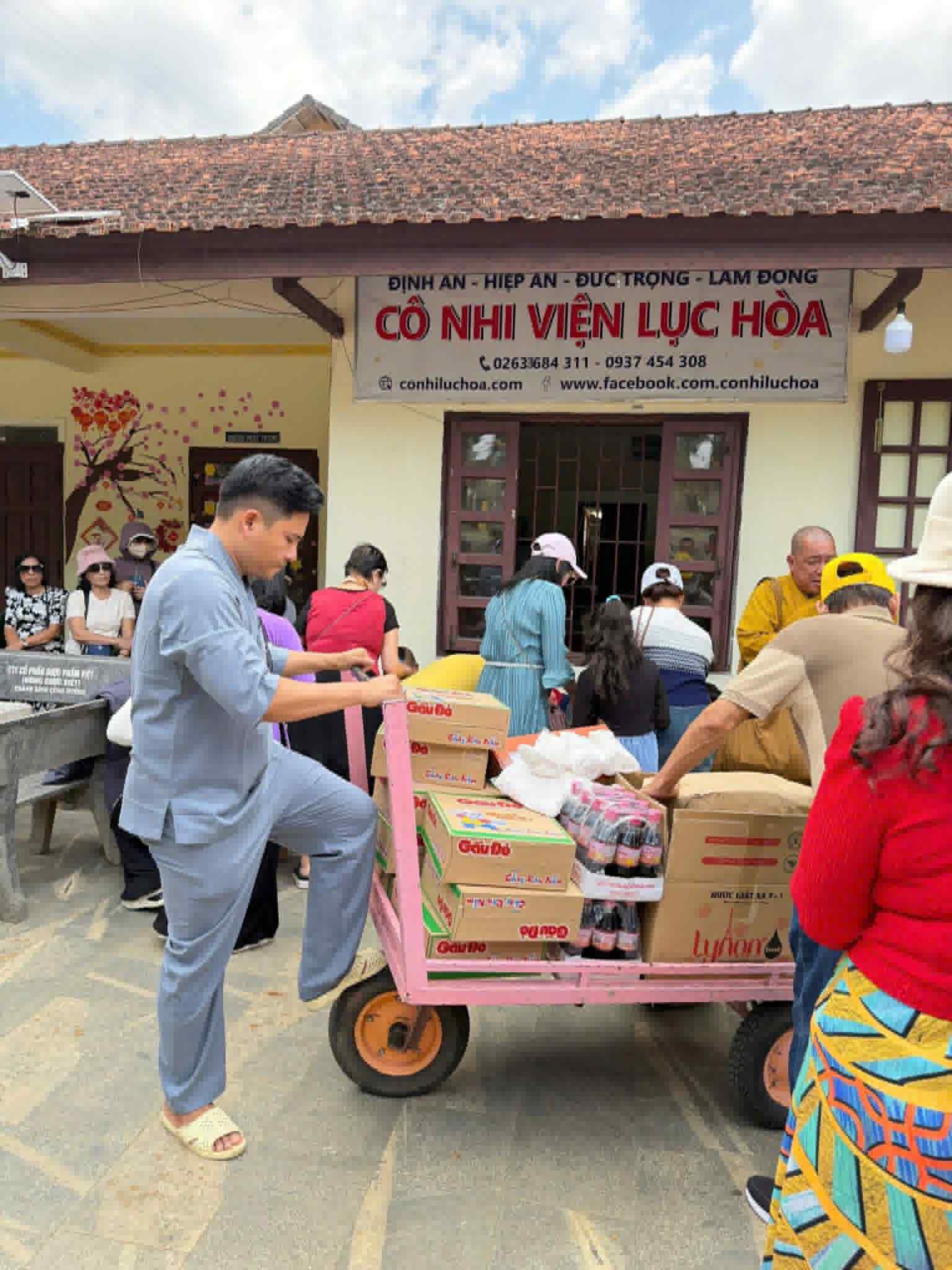 Bán thêm 1 căn nhà, thêm 1 chuyến từ thiện - Ảnh 1.
