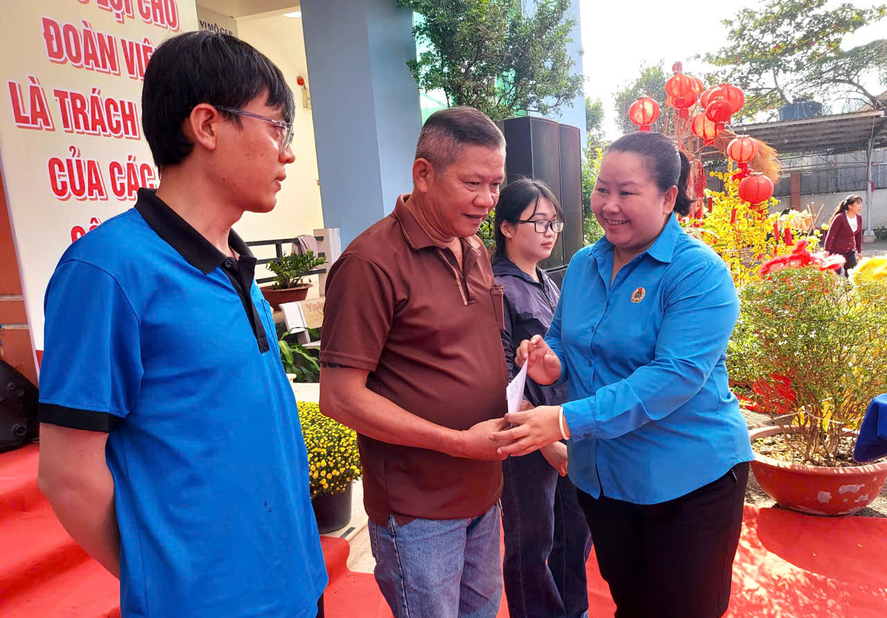 TP HCM: 350.000 đoàn viên, lao động khó khăn được chăm lo Tết - Ảnh 1.