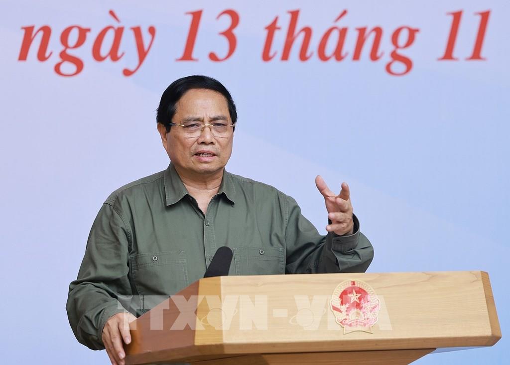 Vừa trở về từ Gia Lai, Thủ tướng họp b&agrave;n khắc phục hậu quả thi&ecirc;n tai - Ảnh 2.
