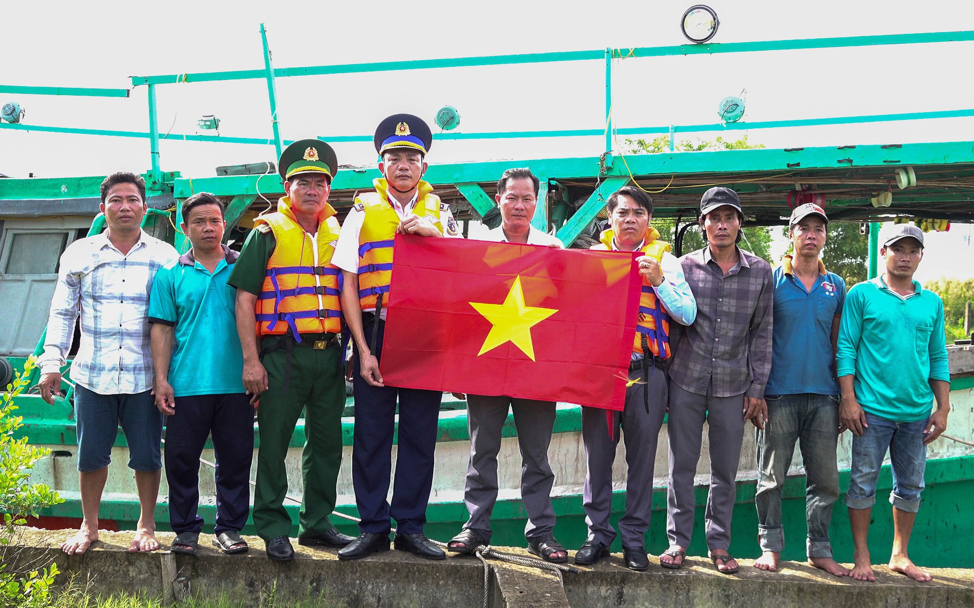 Tặng cờ Tổ quốc và tuyên truyền phòng chống IUU cho ngư dân Cà Mau