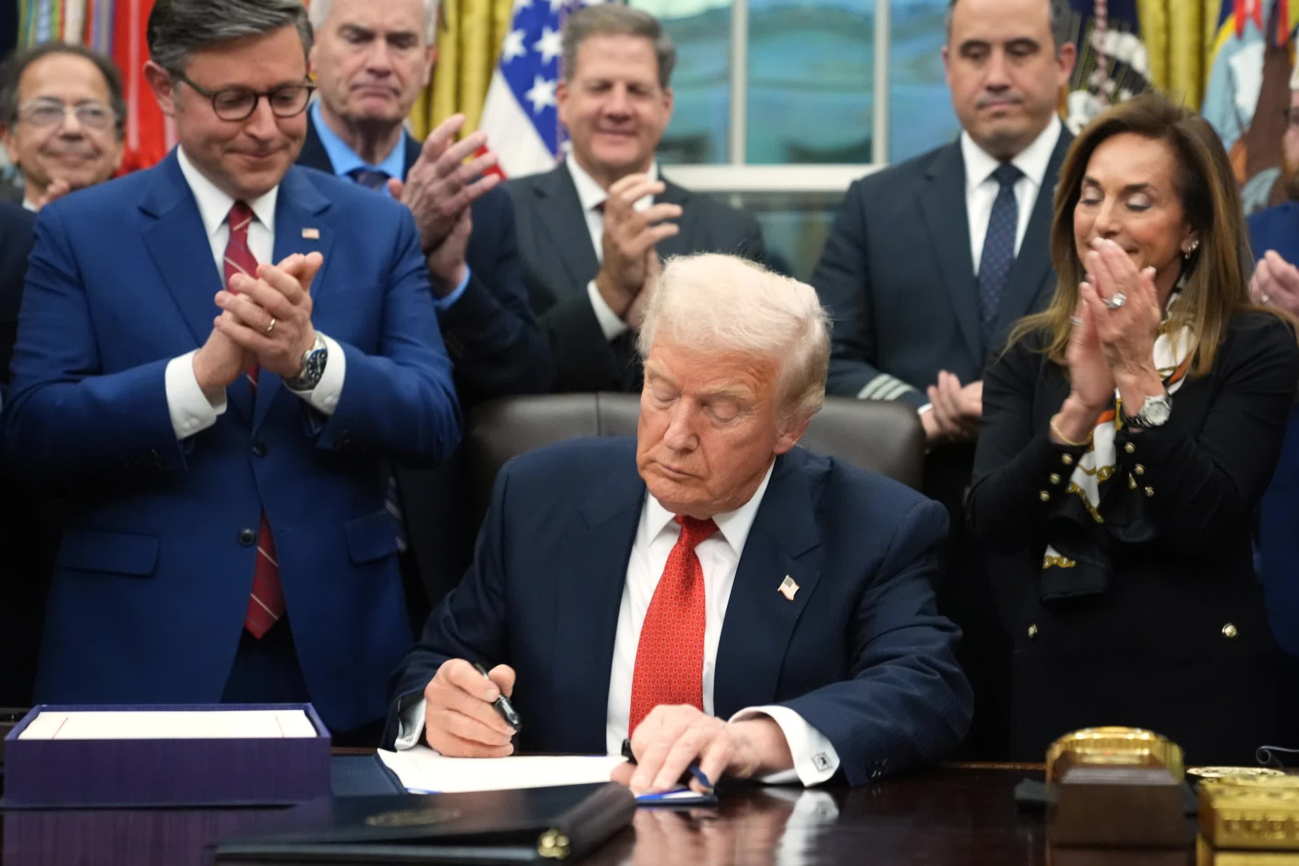 N&oacute;ng: Tổng thống Donald Trump k&yacute; luật ng&acirc;n s&aacute;ch, ch&iacute;nh phủ Mỹ mở cửa lại - Ảnh 2.