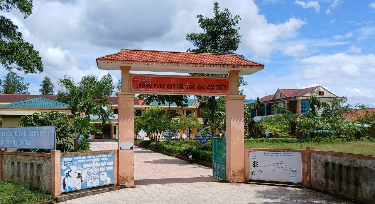 Hiệu trưởng Đỗ Văn Mỹ trực tiếp chế biến m&oacute;n c&aacute; kho c&oacute; "vi khuẩn g&acirc;y ngộ độc" - Ảnh 3.