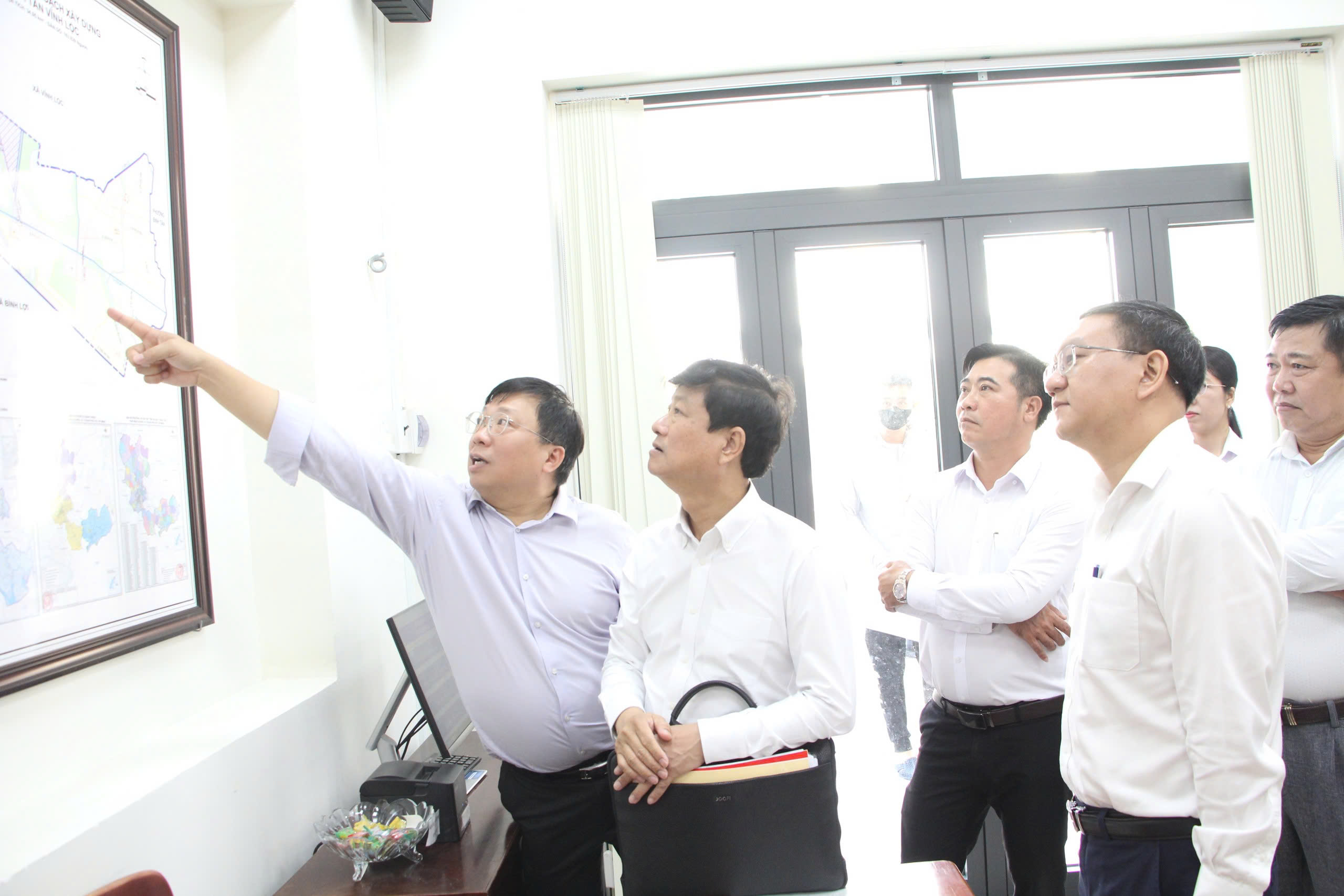 Chủ tịch HĐND TP HCM Võ Văn Minh yêu cầu lập quy hoạch, kết nối với đường Vành Đai 3 - Ảnh 2.