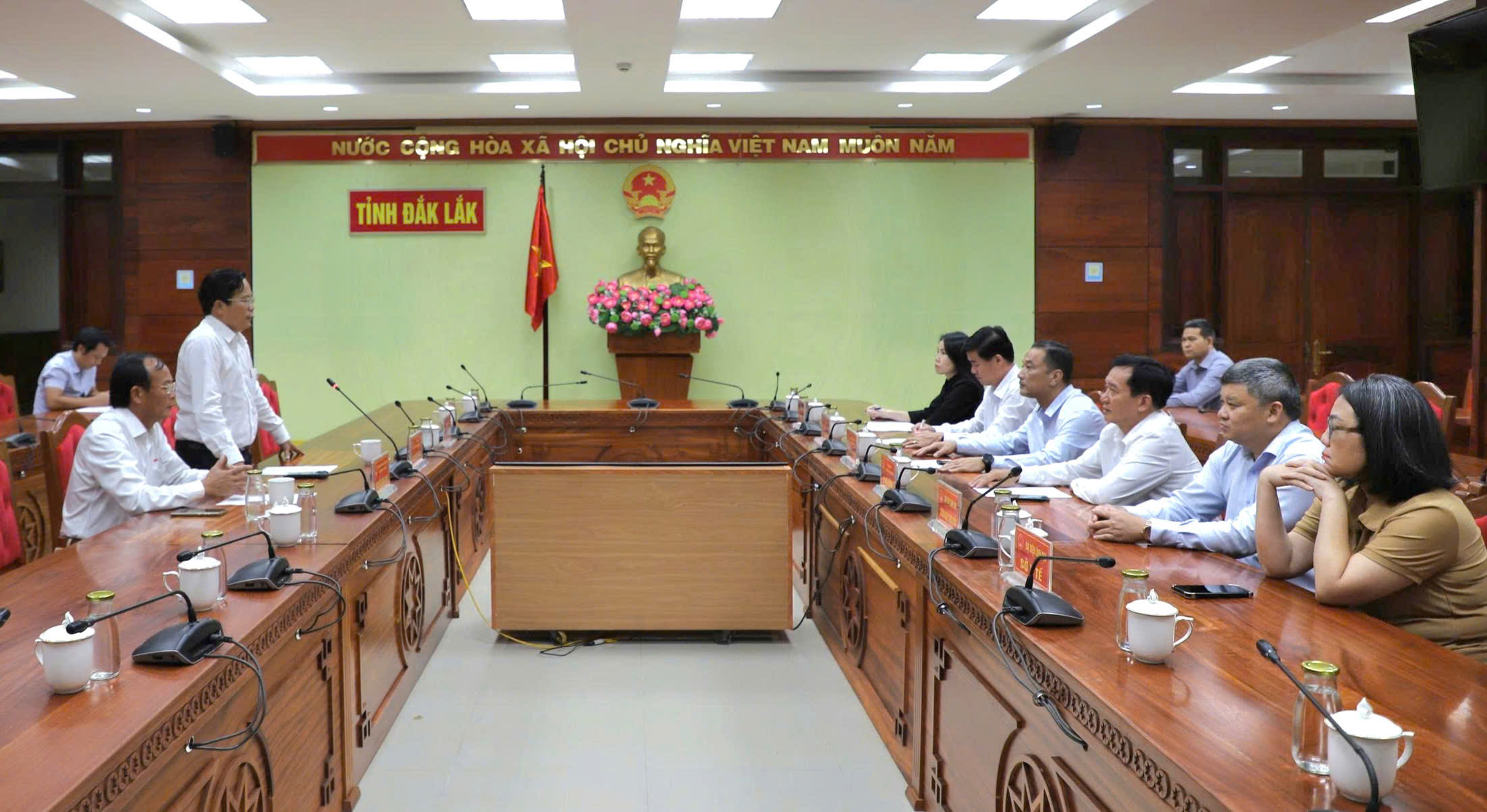 Báo Người Lao Động hỗ trợ Đắk Lắk 700 triệu đồng khắc phục hậu quả mưa bão - Ảnh 1.