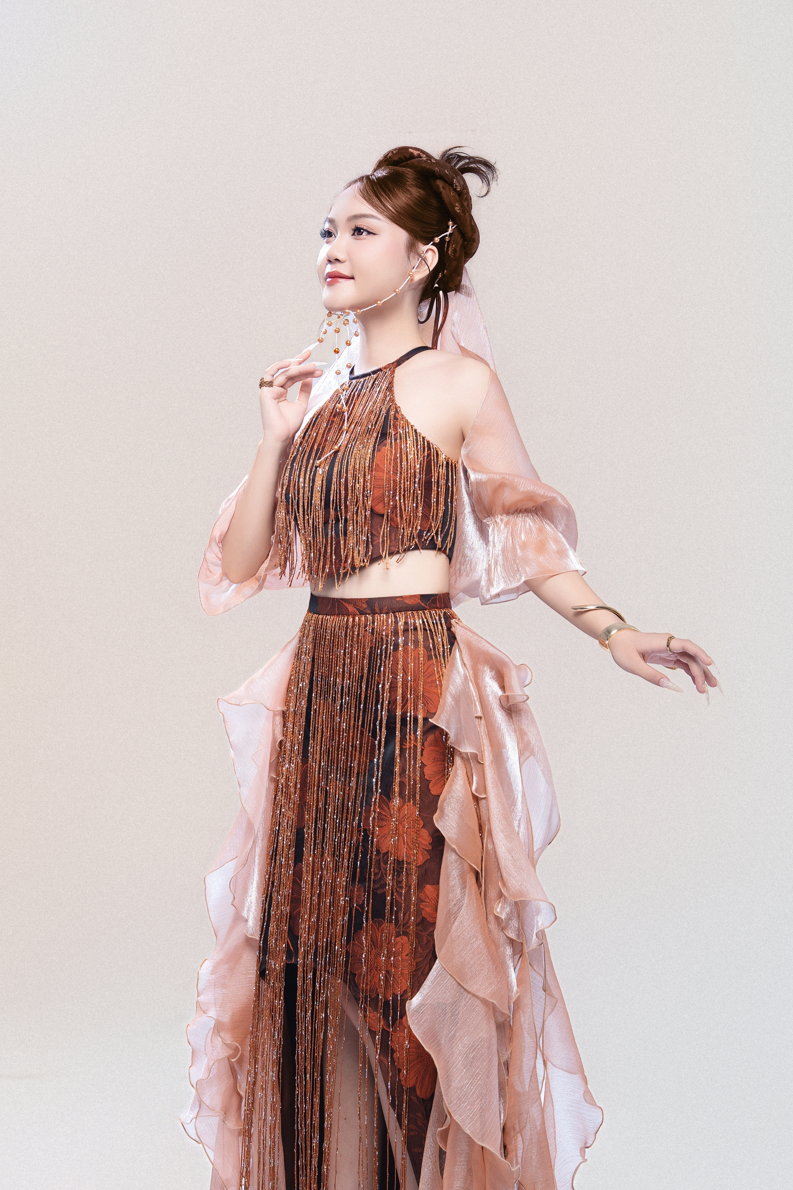 "Qu&aacute;n qu&acirc;n" H&agrave; Quỳnh Như đưa rap, dance v&agrave;o d&acirc;n ca xứ Nghệ - Ảnh 1.