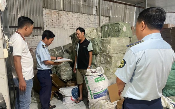 Phát hiện kho kẹo dẻo hơn 1 tấn không nhãn mác, bán tràn lan trên mạng