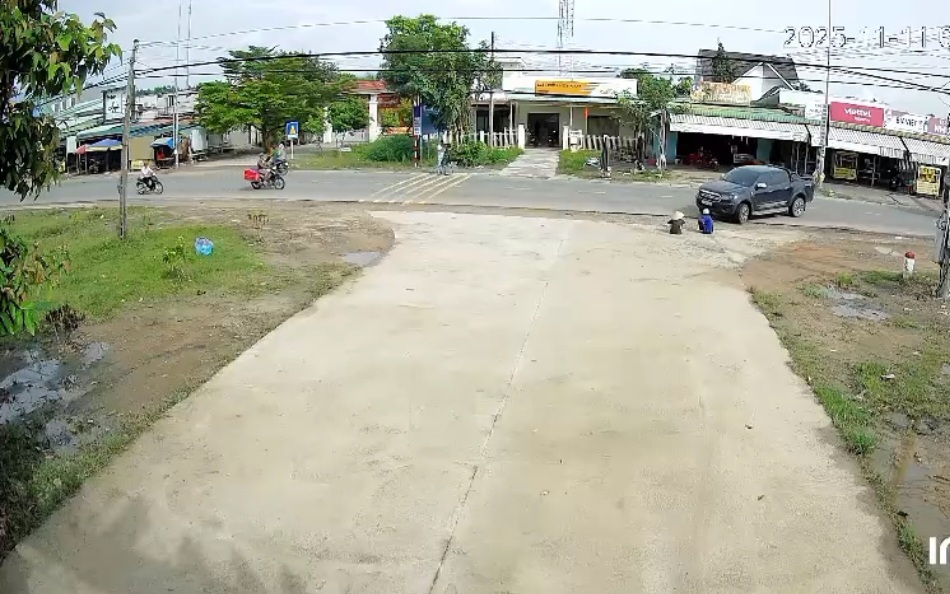 Ô tô tông 2 cụ bà ngồi trò chuyện bên đường, 1 người tử vong