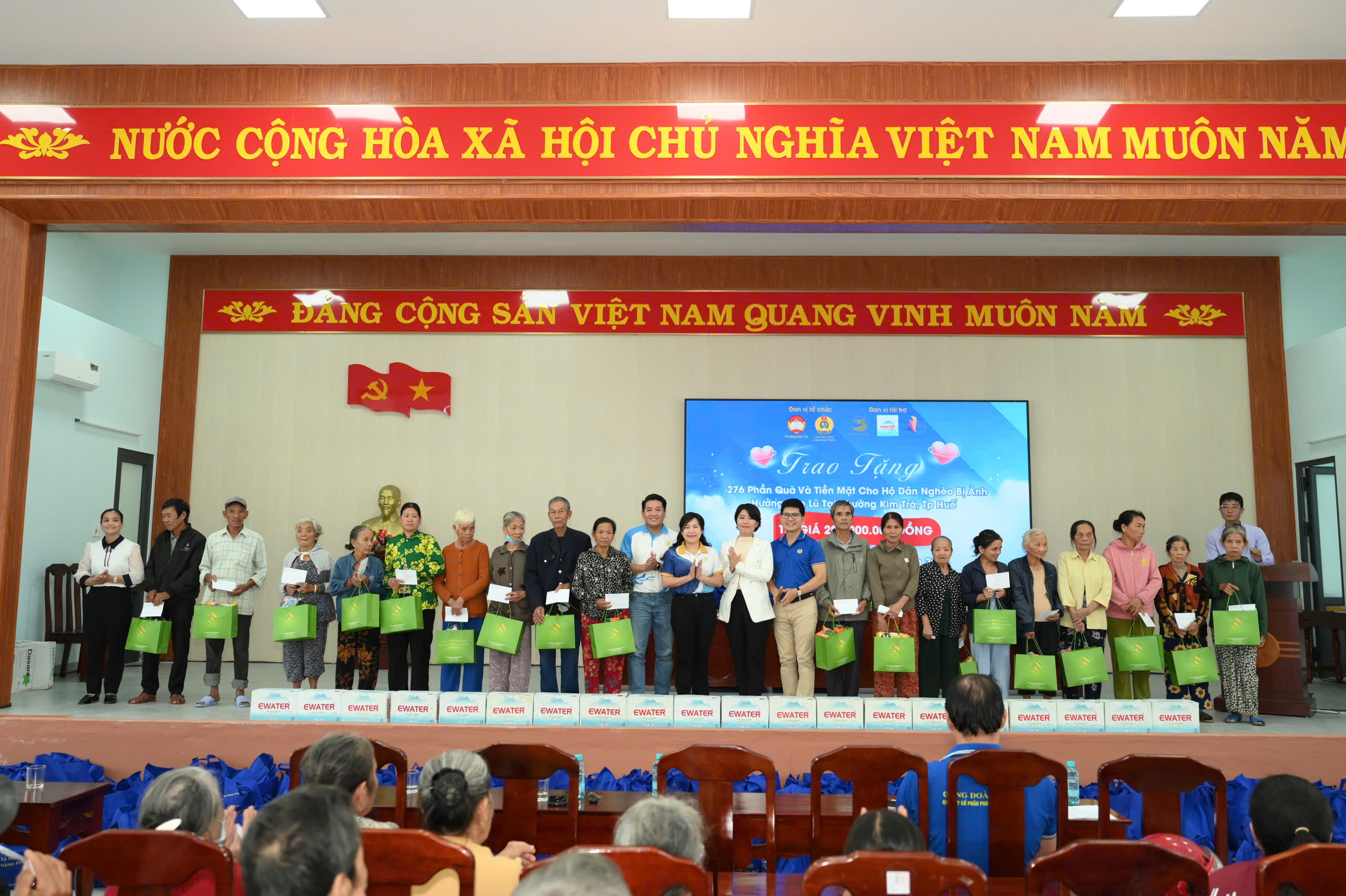 Thăm hỏi người lao động, người d&acirc;n Huế bị ảnh hưởng bởi b&atilde;o lũ - Ảnh 2.