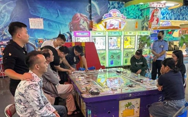 Bắt nhóm tổ chức đánh bạc trong trung tâm thương mại