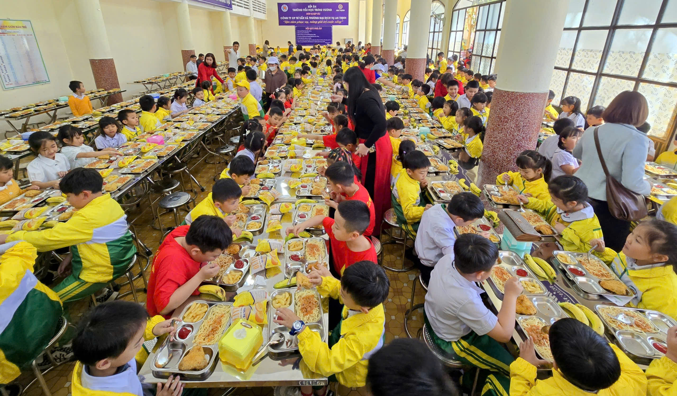 Suất ăn b&aacute;n tr&uacute; Trường Tiểu học Trưng Vương c&oacute; g&igrave; sau khi bếp ăn hoạt động trở lại? - Ảnh 10.