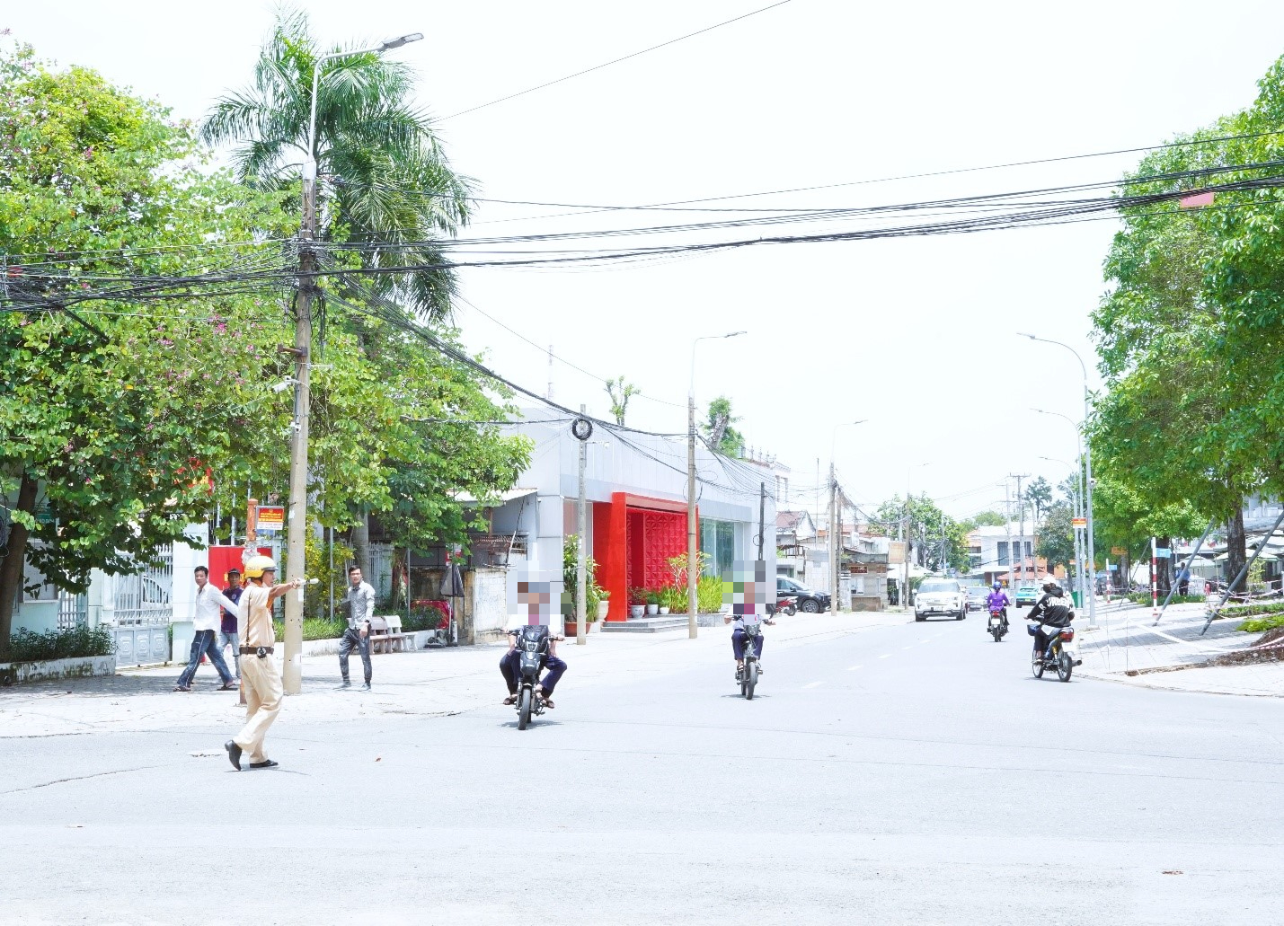 Báo động tình trạng học sinh ở Đồng Nai vẫn đi xe máy tới trường - Ảnh 1.