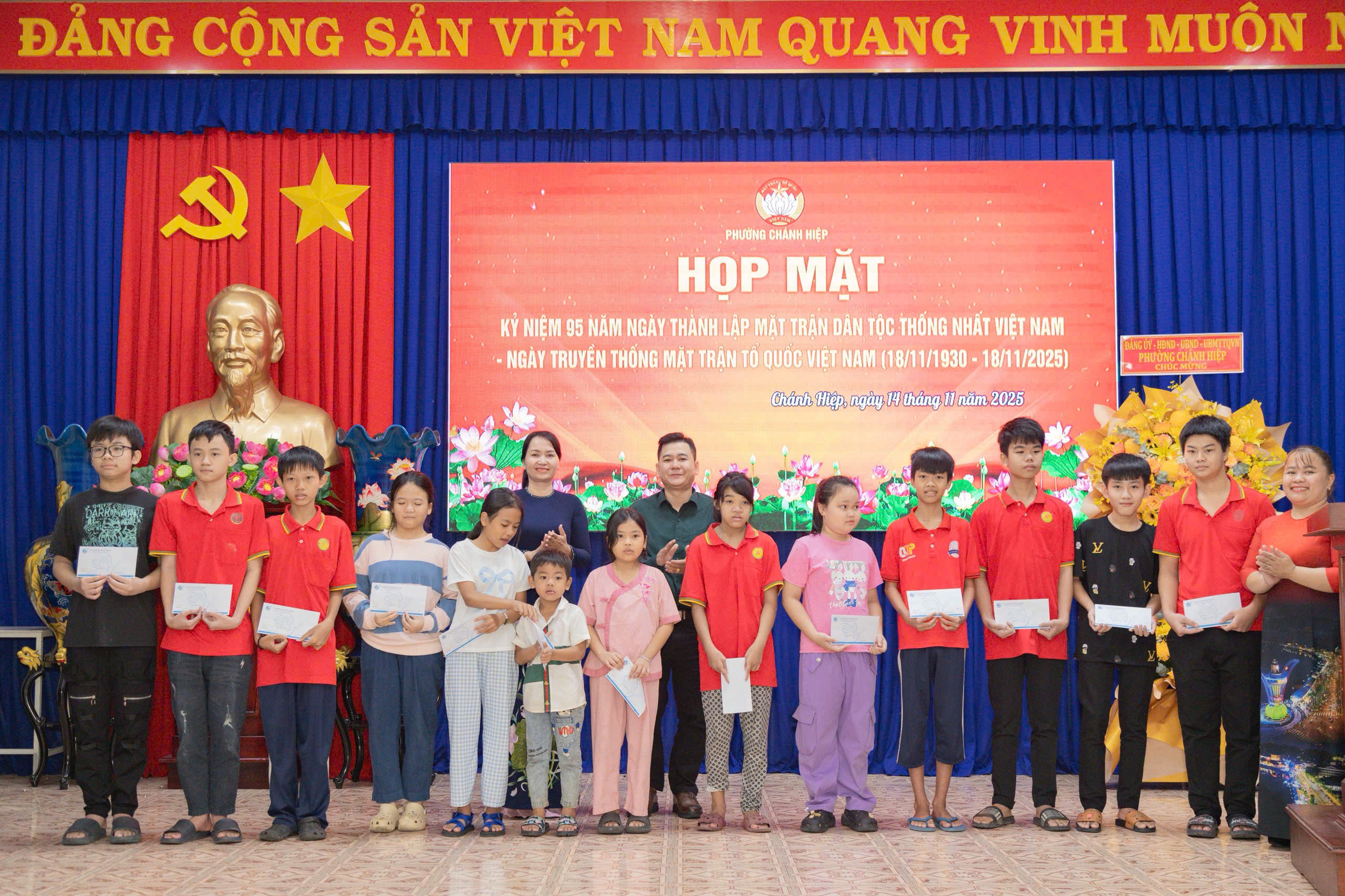 Tặng thẻ bảo hiểm y tế, học bổng cho trẻ em khó khăn tại phường Chánh Hiệp, TP HCM - Ảnh 1.