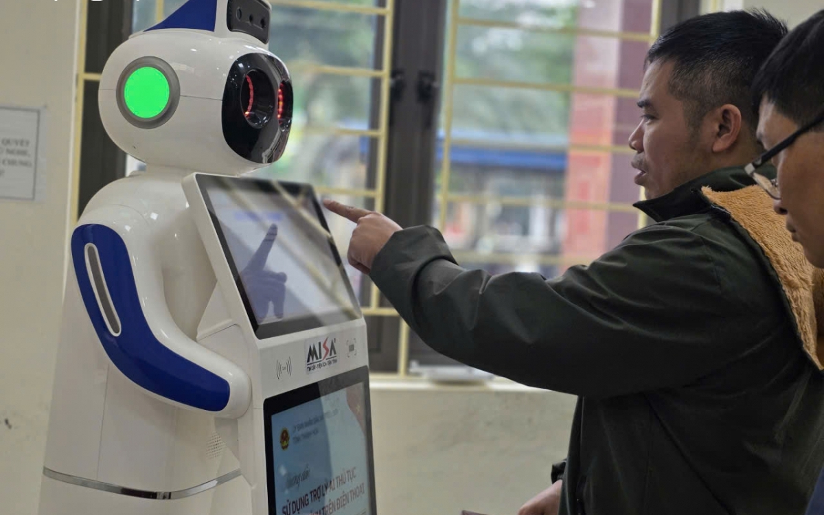 "Cán bộ robot AI” phục vụ nhân dân tại Trung tâm Hành chính công