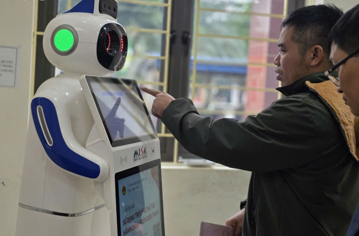 Ứng dụng robot AI tại Trung tâm Hành chính công Hưng Yên phục vụ nhân dân hiệu quả - Ảnh 1.