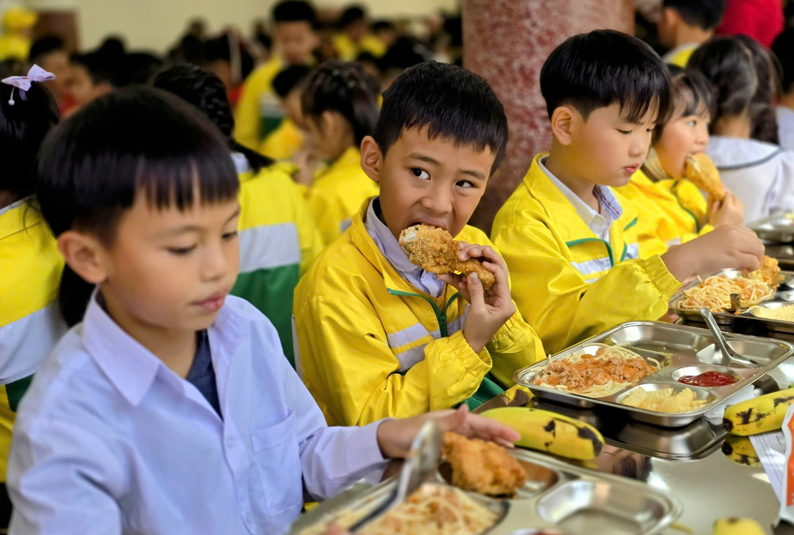 Suất ăn b&aacute;n tr&uacute; Trường Tiểu học Trưng Vương c&oacute; g&igrave; sau khi bếp ăn hoạt động trở lại? - Ảnh 11.
