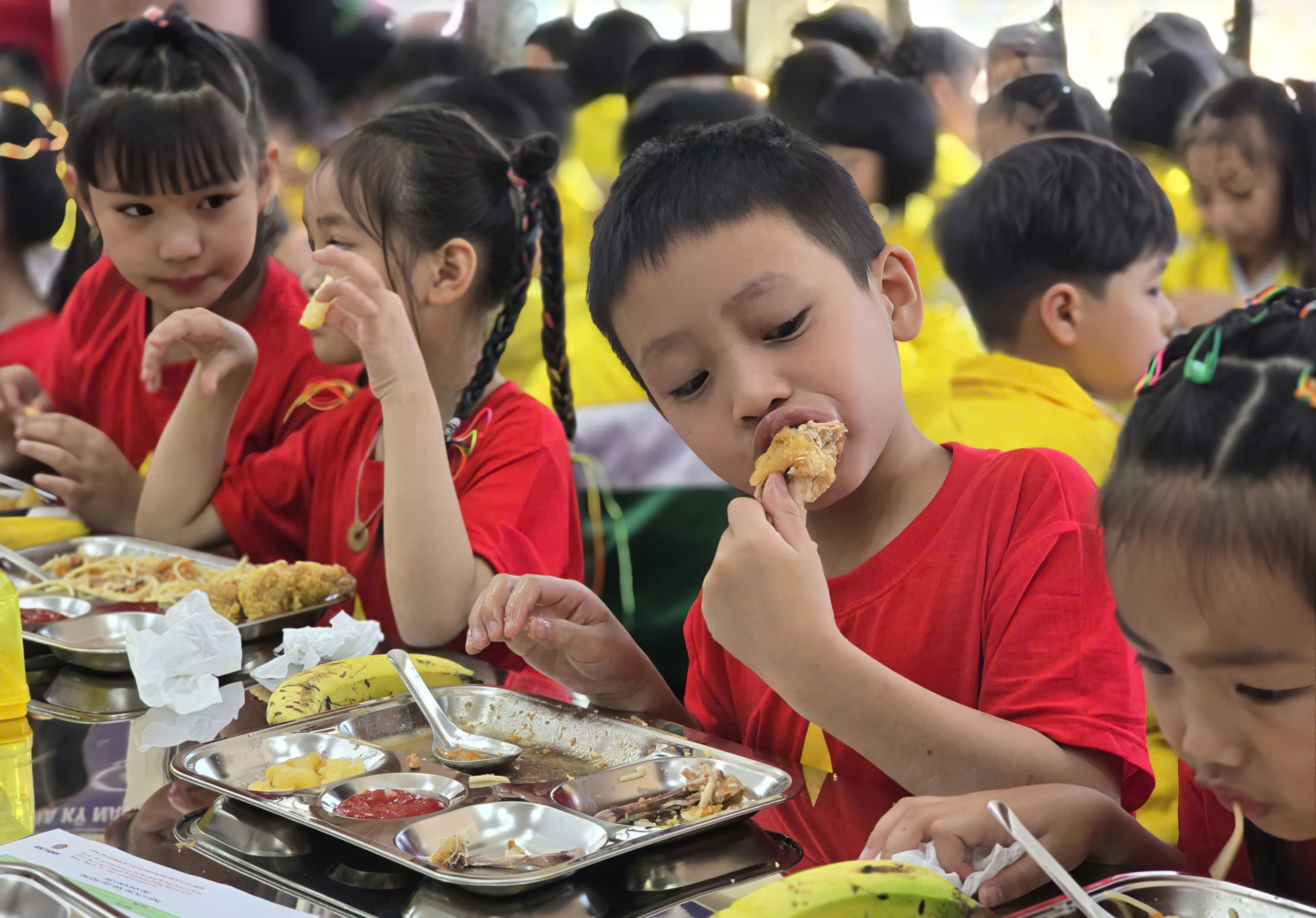 Suất ăn b&aacute;n tr&uacute; Trường Tiểu học Trưng Vương c&oacute; g&igrave; sau khi bếp ăn hoạt động trở lại? - Ảnh 12.