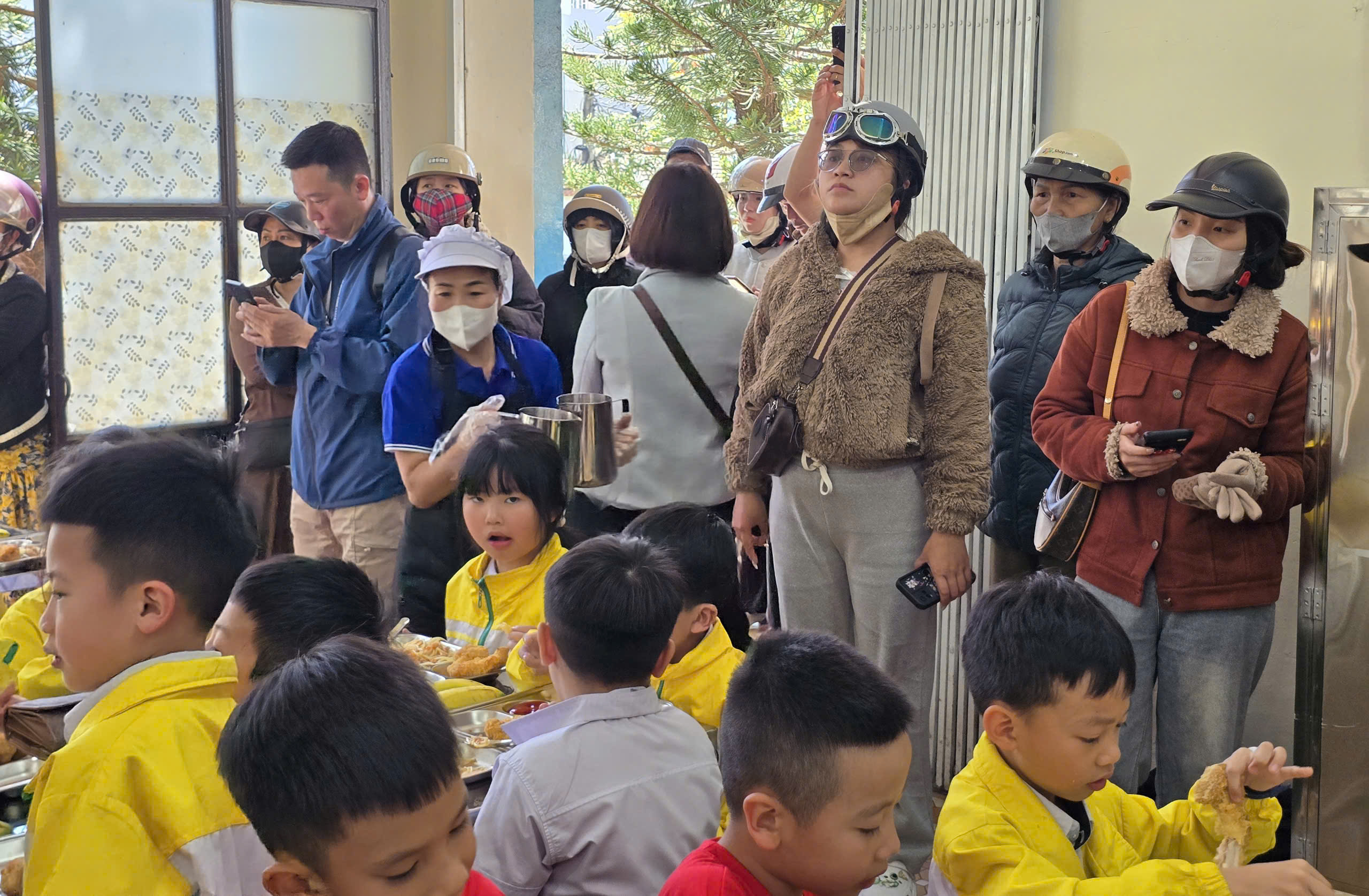 Suất ăn b&aacute;n tr&uacute; Trường Tiểu học Trưng Vương c&oacute; g&igrave; sau khi bếp ăn hoạt động trở lại? - Ảnh 16.