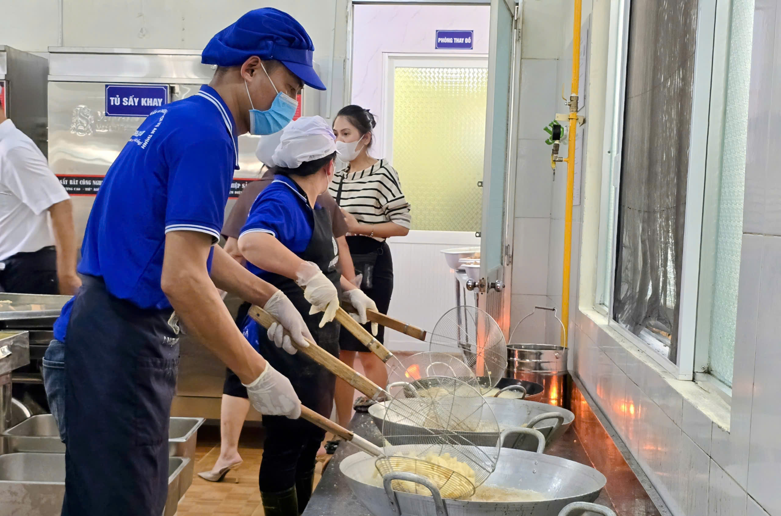Suất ăn b&aacute;n tr&uacute; Trường Tiểu học Trưng Vương c&oacute; g&igrave; sau khi bếp ăn hoạt động trở lại? - Ảnh 2.