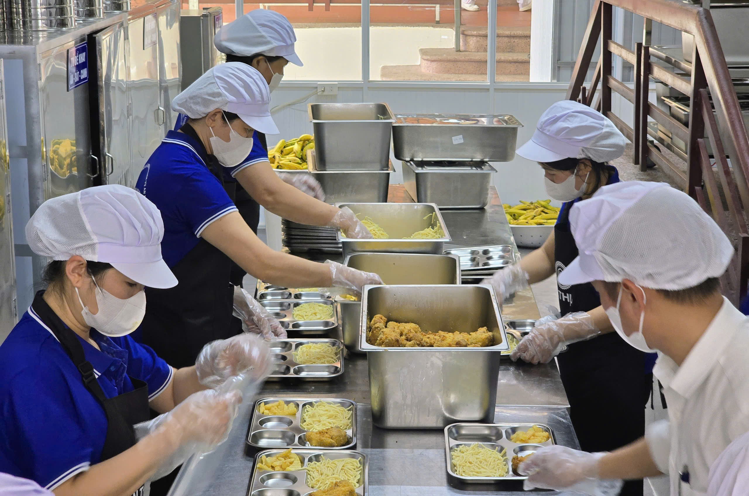 Suất ăn b&aacute;n tr&uacute; Trường Tiểu học Trưng Vương c&oacute; g&igrave; sau khi bếp ăn hoạt động trở lại? - Ảnh 3.