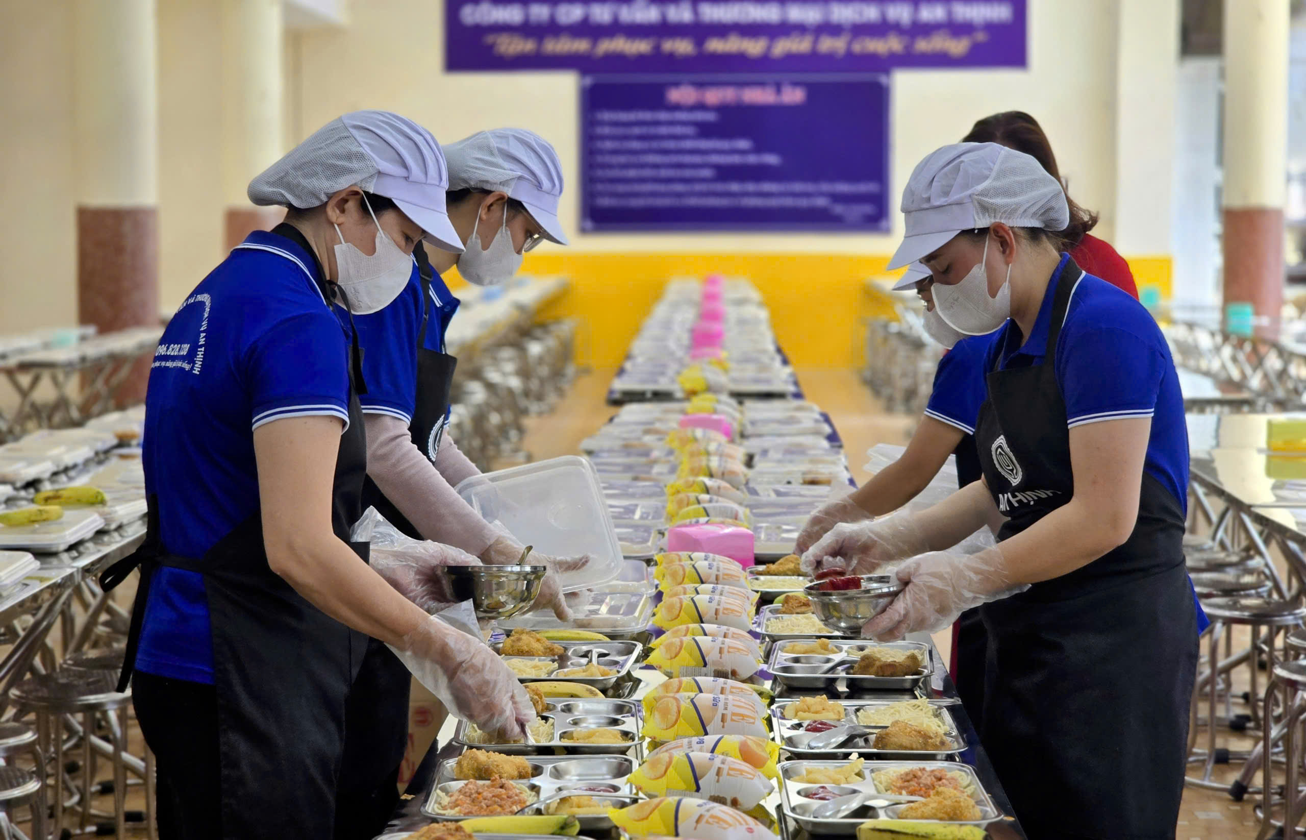 Suất ăn b&aacute;n tr&uacute; Trường Tiểu học Trưng Vương c&oacute; g&igrave; sau khi bếp ăn hoạt động trở lại? - Ảnh 9.