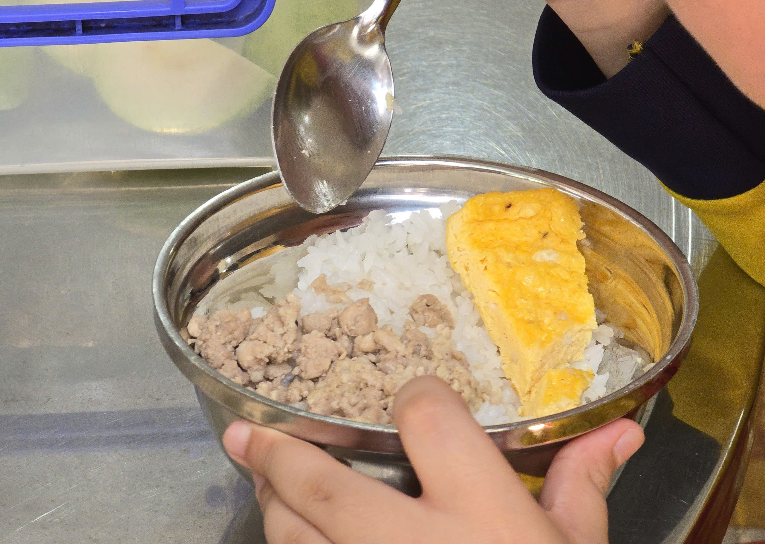 Suất ăn b&aacute;n tr&uacute; Trường Tiểu học Trưng Vương c&oacute; g&igrave; sau khi bếp ăn hoạt động trở lại? - Ảnh 8.