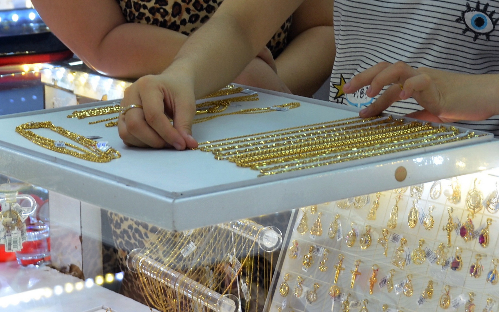 Giá vàng hôm nay 15-11: Vàng thế giới "bốc hơi" 118 USD