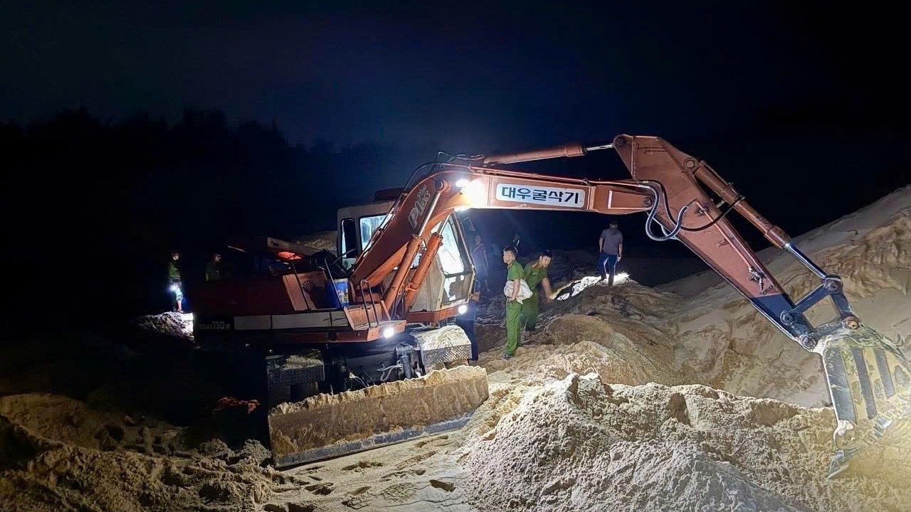 Phát hiện khai thác cát lậu tại đồi cát Bắc Gianh , Quảng Trị - Ảnh 2.