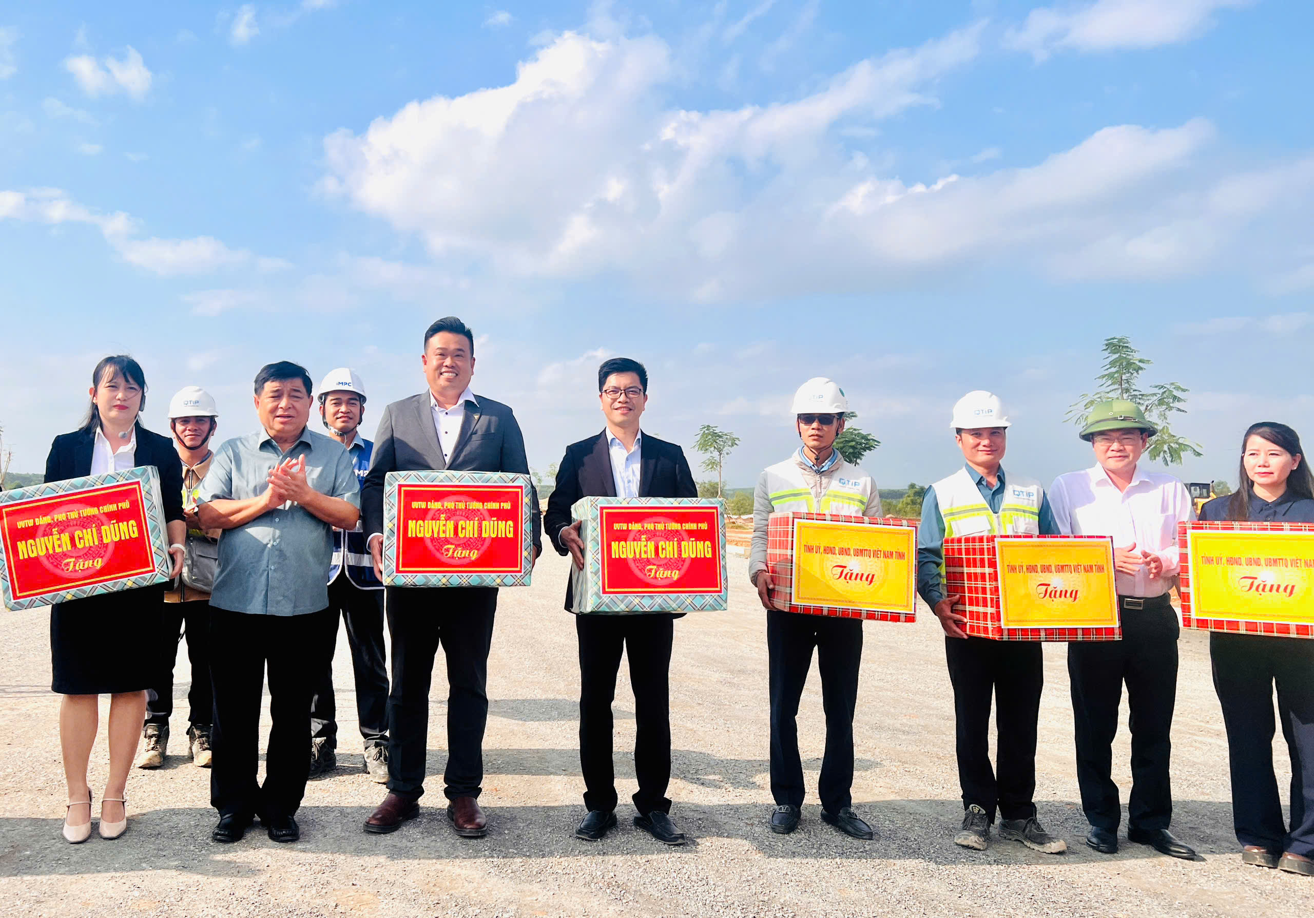 Ph&oacute; Thủ tướng Nguyễn Ch&iacute; Dũng kiểm tra tiến độ dự &aacute;n trọng điểm ở Quảng Trị - Ảnh 2.