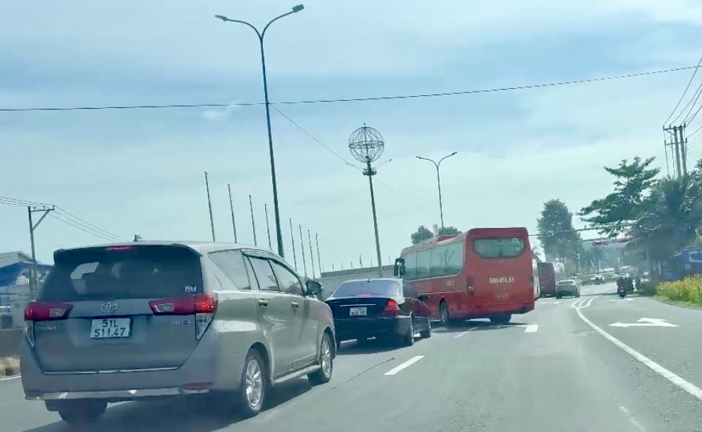 Nhiều tài xế vẫn lúng túng với quy định giao thông mới trên Quốc lộ 51 - Ảnh 2.