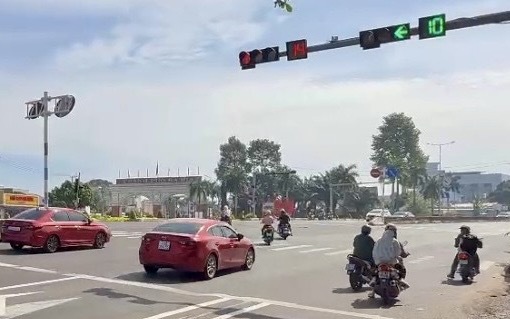 Nhiều tài xế lúng túng với quy định giao thông mới trên Quốc lộ 51