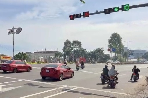 Nhiều tài xế vẫn lúng túng với quy định giao thông mới trên Quốc lộ 51 - Ảnh 3.