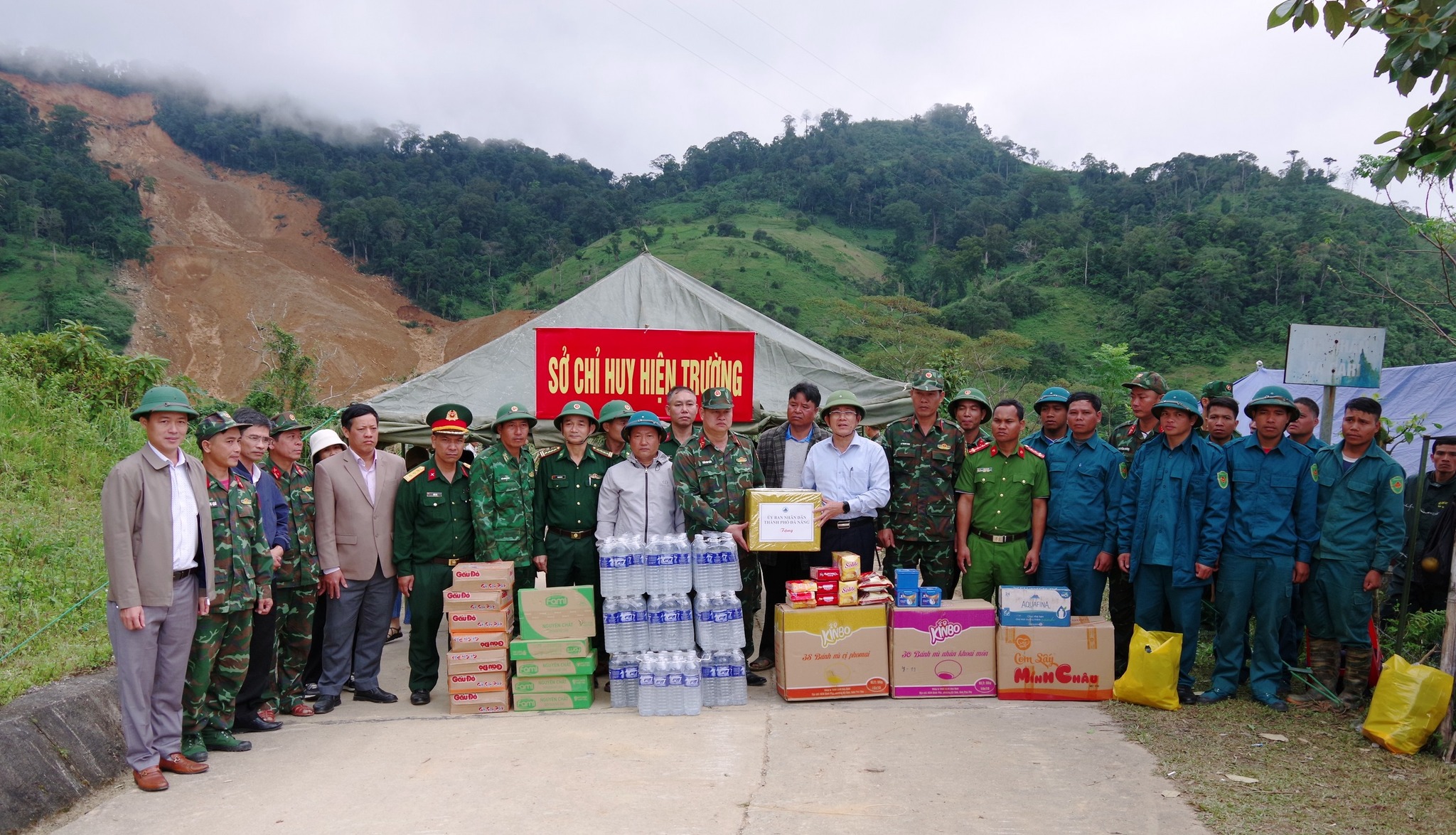 Lãnh đạo TP Đà Nẵng đến hiện trường vụ sạt lở núi kinh hoàng, động viên người dân - Ảnh 6.